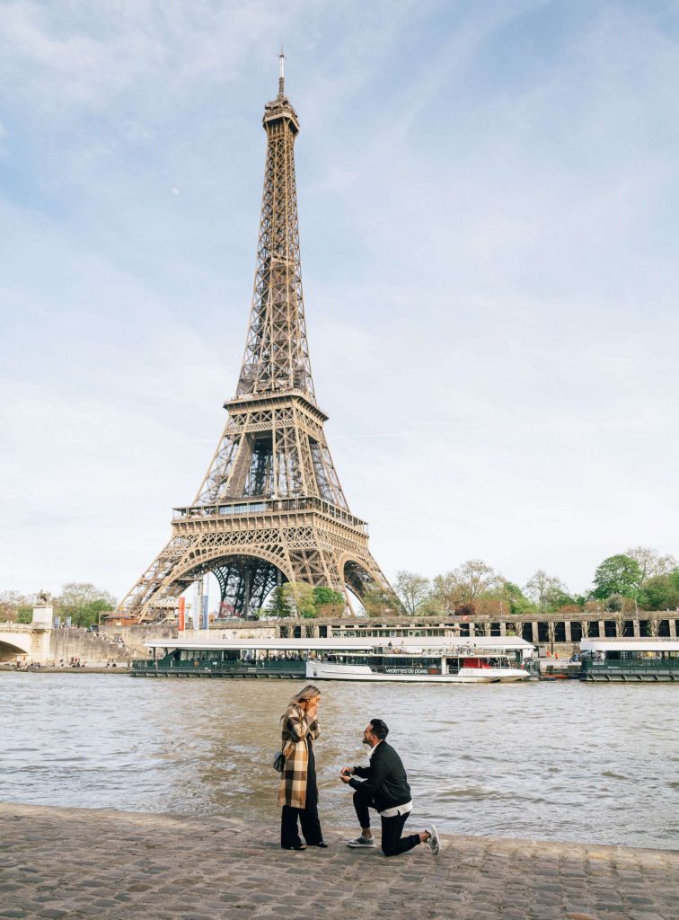 paris surprise proposal at eiffel tower