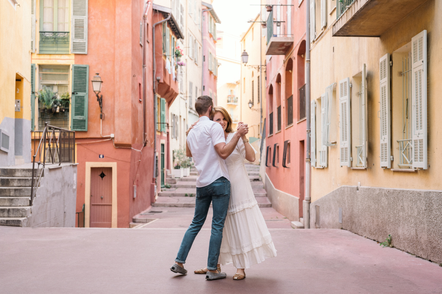 couple dance on their anniversary in old town nice