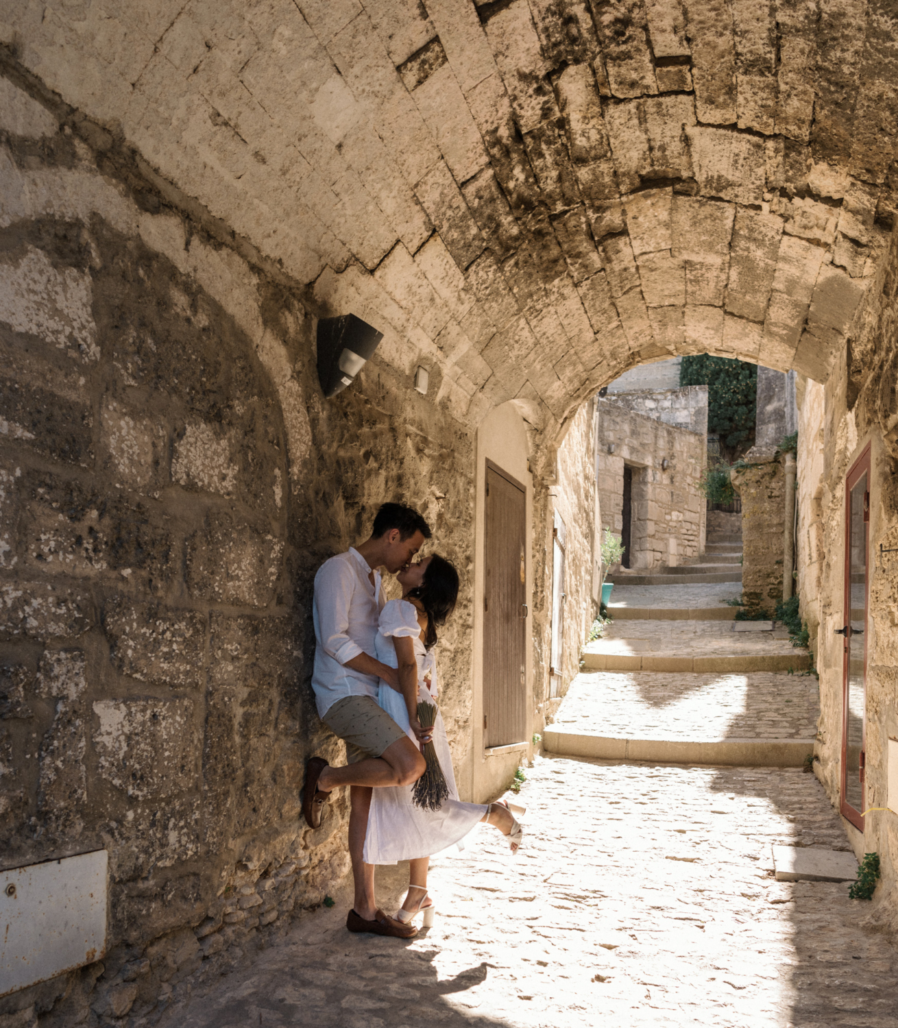 couple share passionate kiss les baux de provence