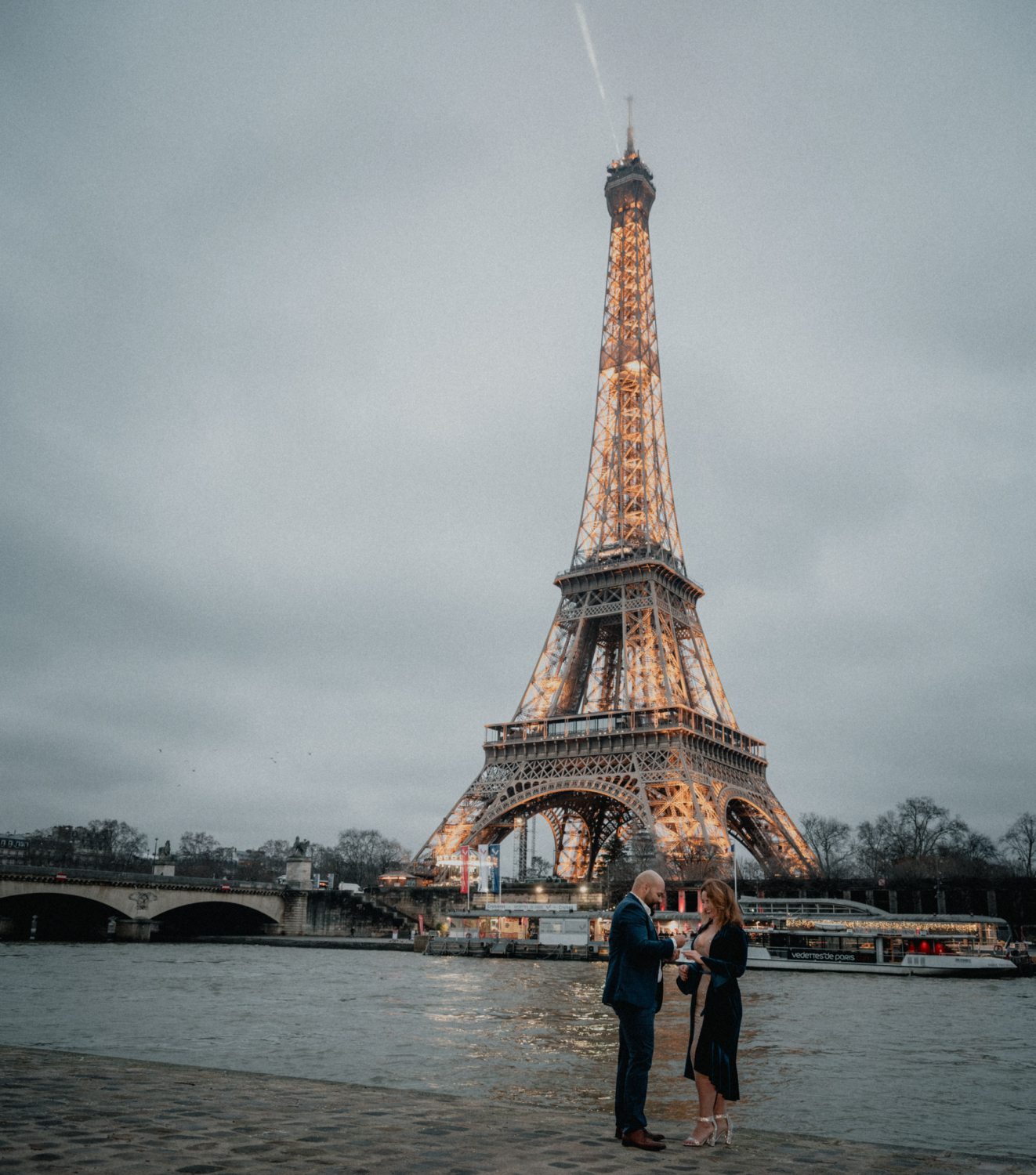 man proposes to woman in paris with view of eiffel tower