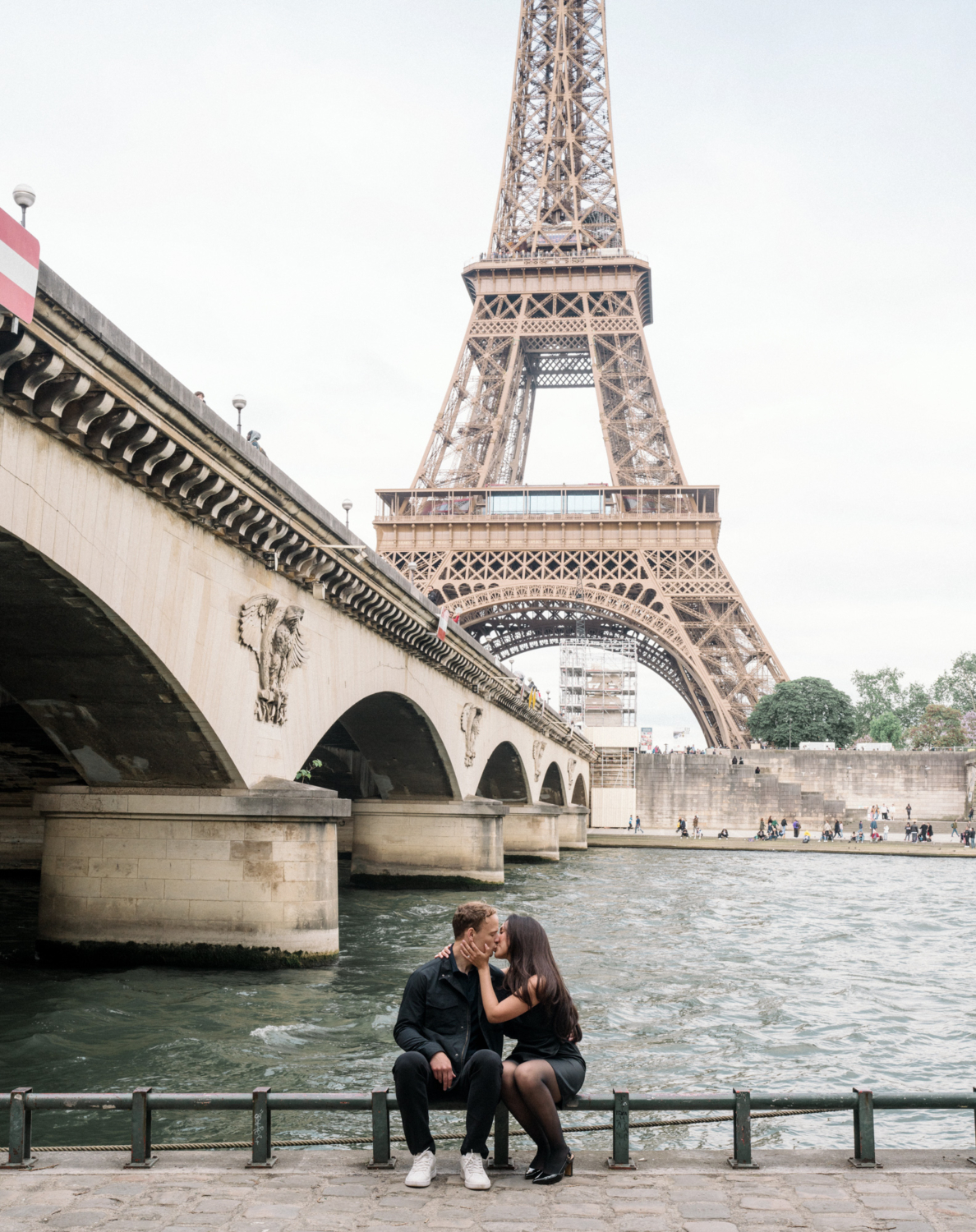 couple kiss with a view of the eiffel tower
