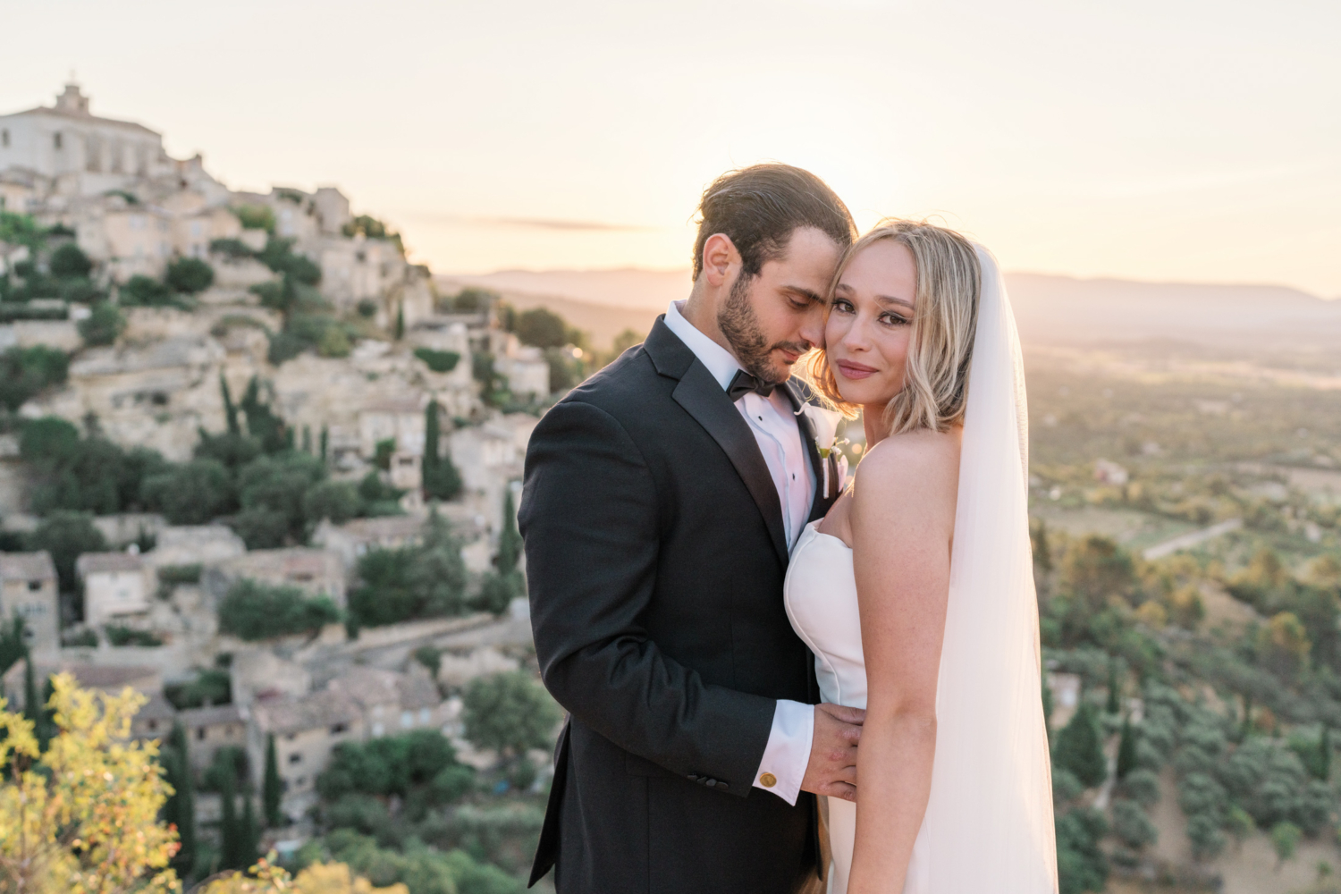 bride and groom pose at sunrise in gordes france