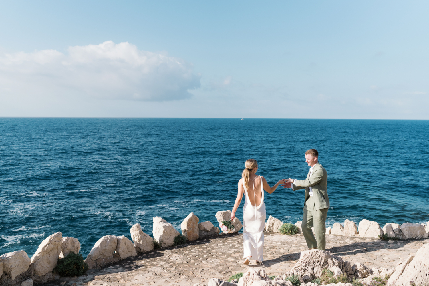 bride and groom dance next to the sea on the french riviera