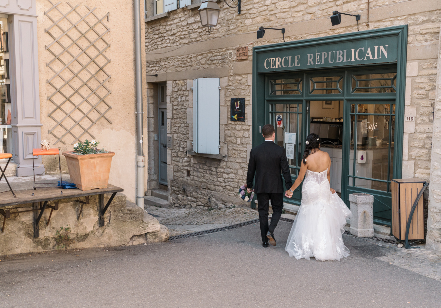 bride and groom walking to restaurant in gordes france