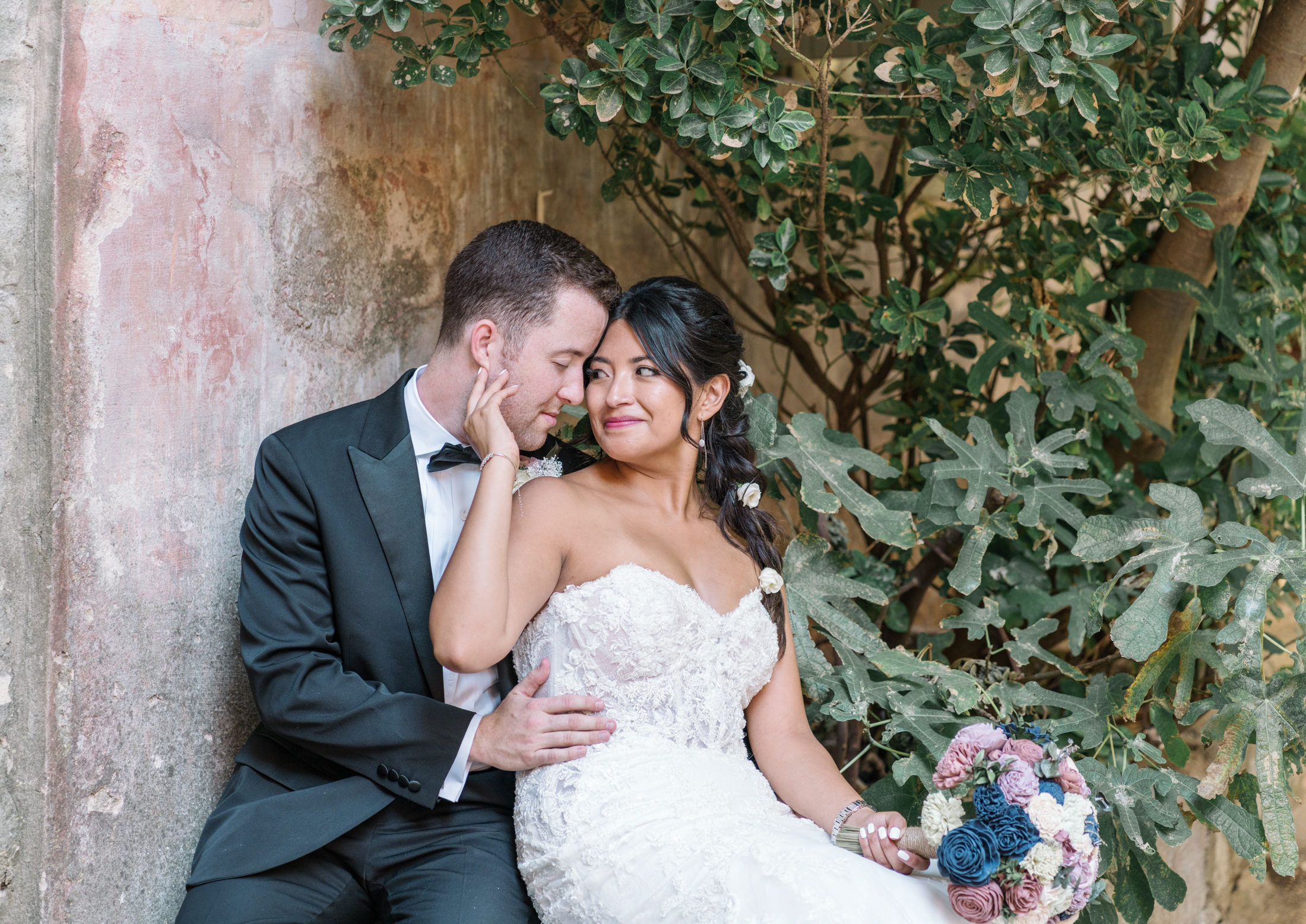 bride and groom look at each other in gordes france