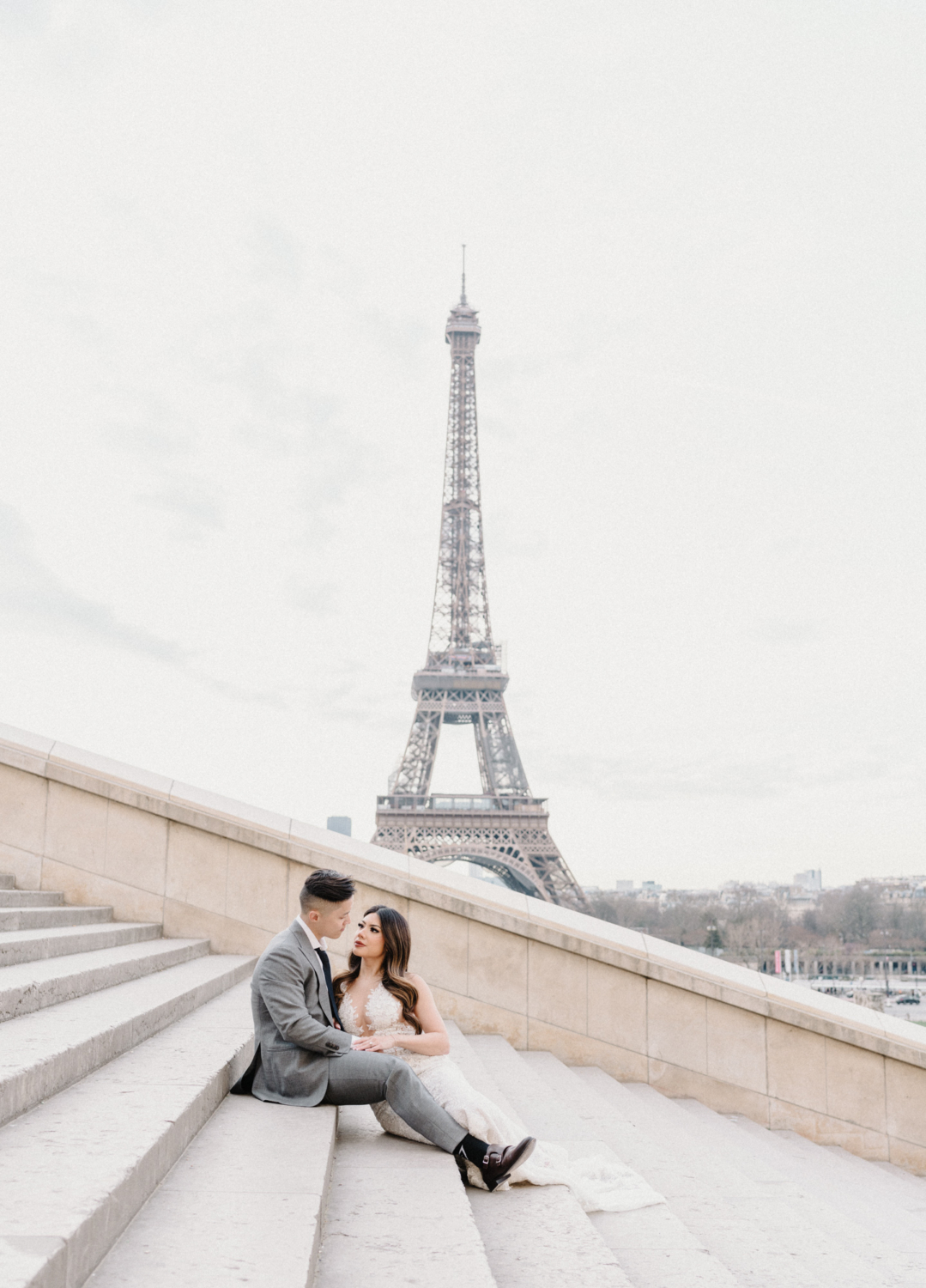 asian wedding couple posing at eiffel tower in paris