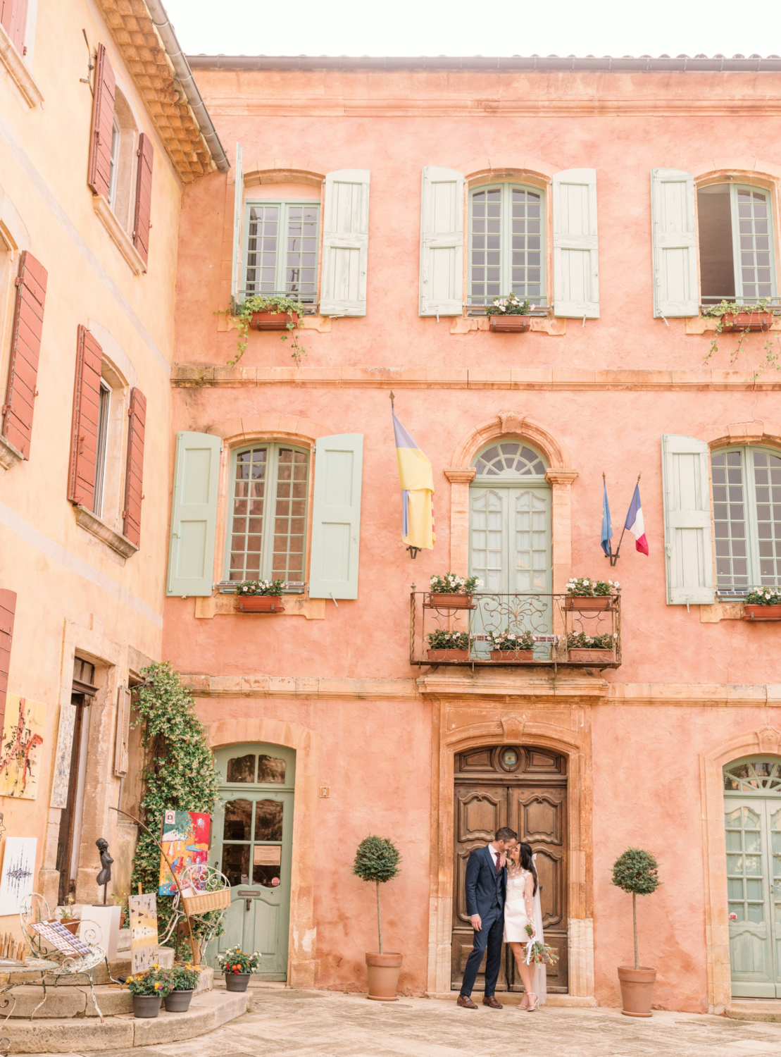 bride and groom snuggle in roussillon france