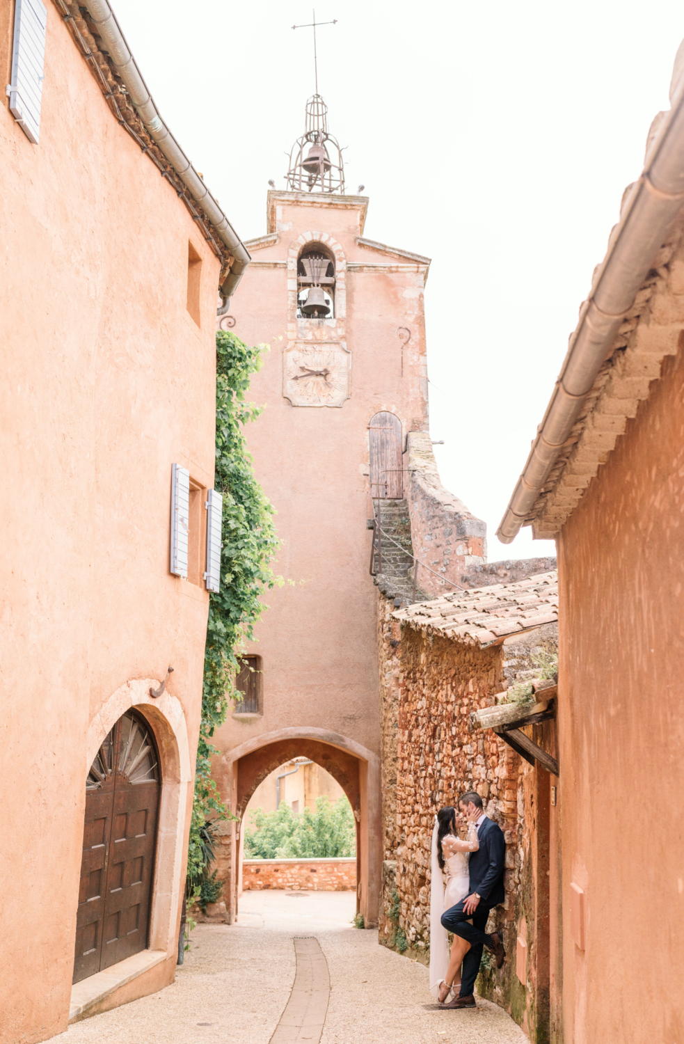 bride and groom embrace in the old town of roussillon france