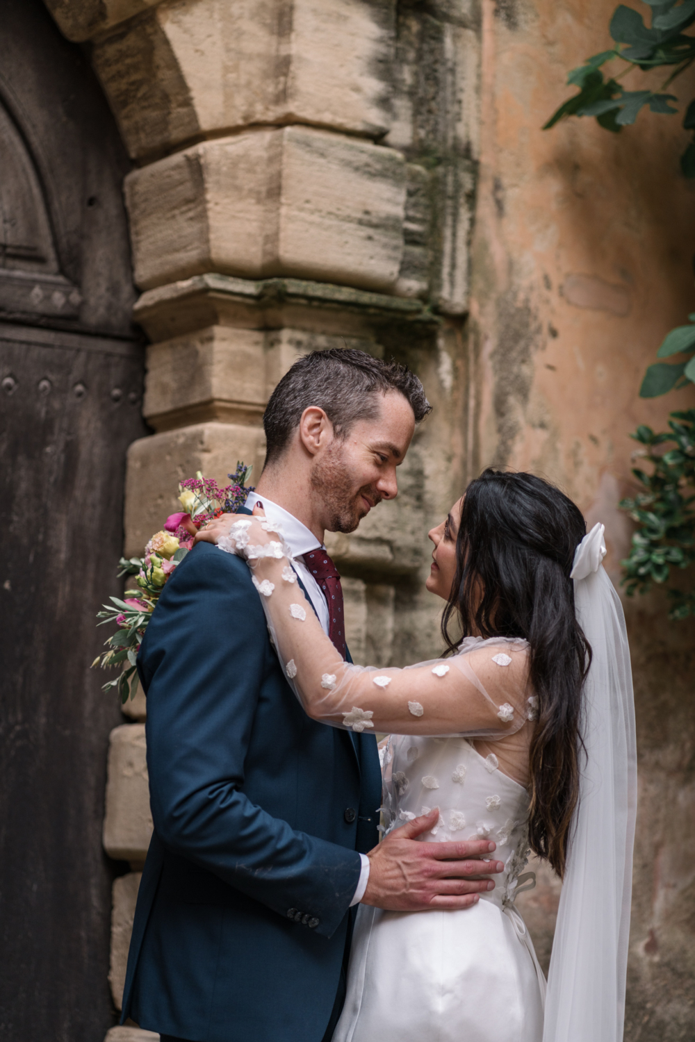 bride and groom embrace in gordes france