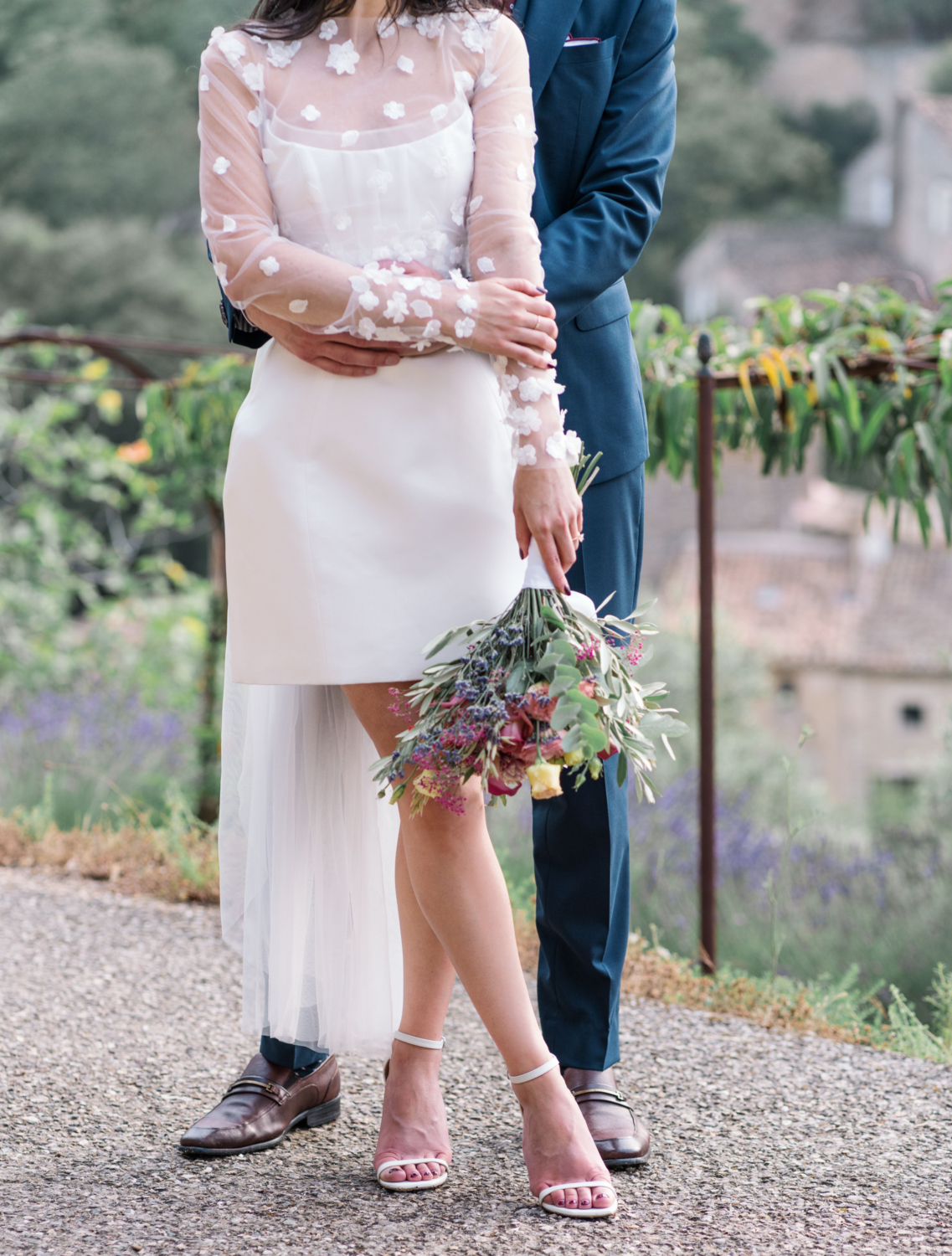 wedding couple pose in gordes france