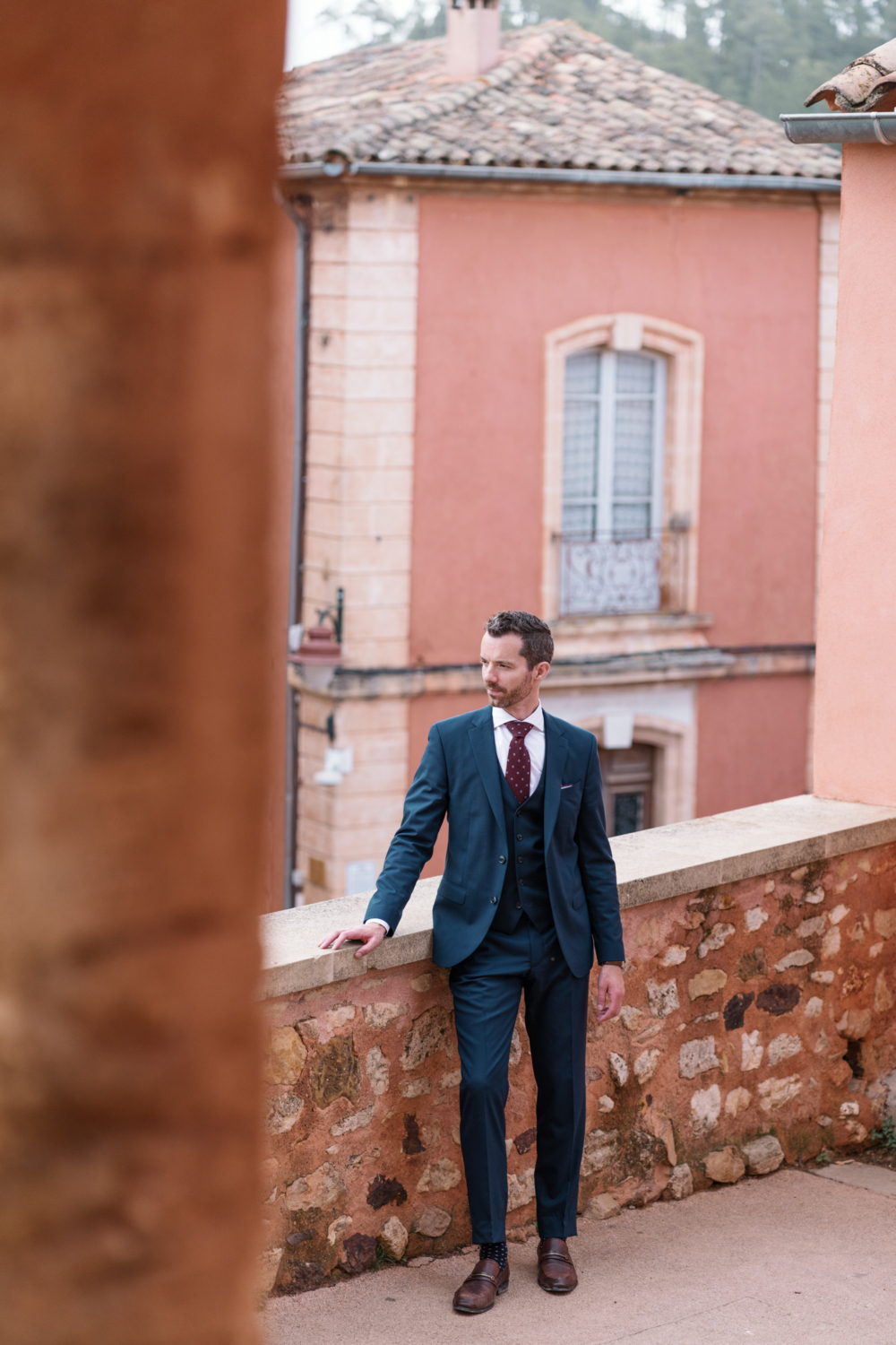 groom poses in roussillon france