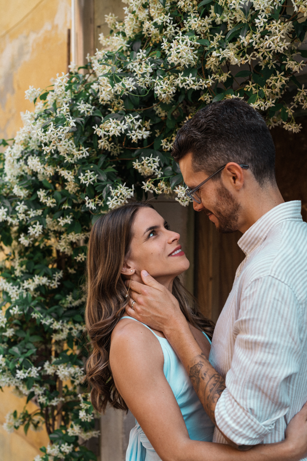 couple pose in front of jasmine tree in nice france