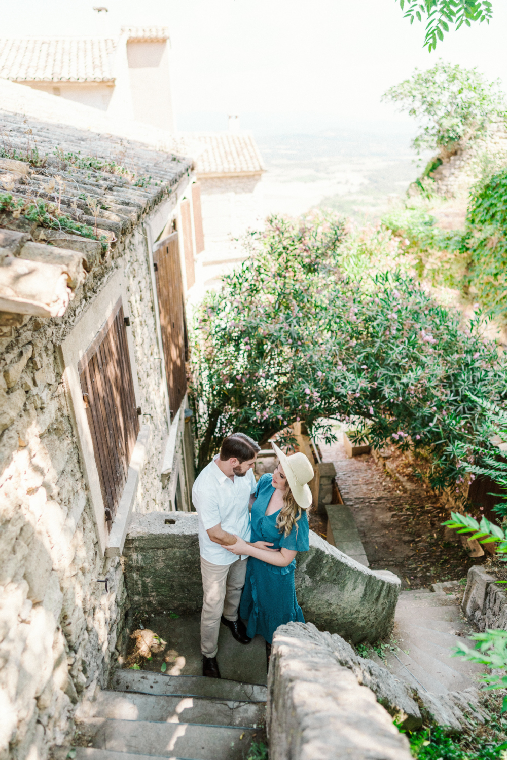 couple embrace in the summer in gordes france