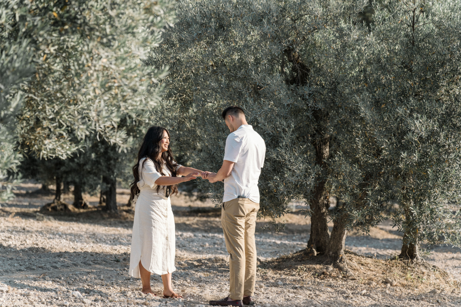 man proposes to woman in les baux de provence
