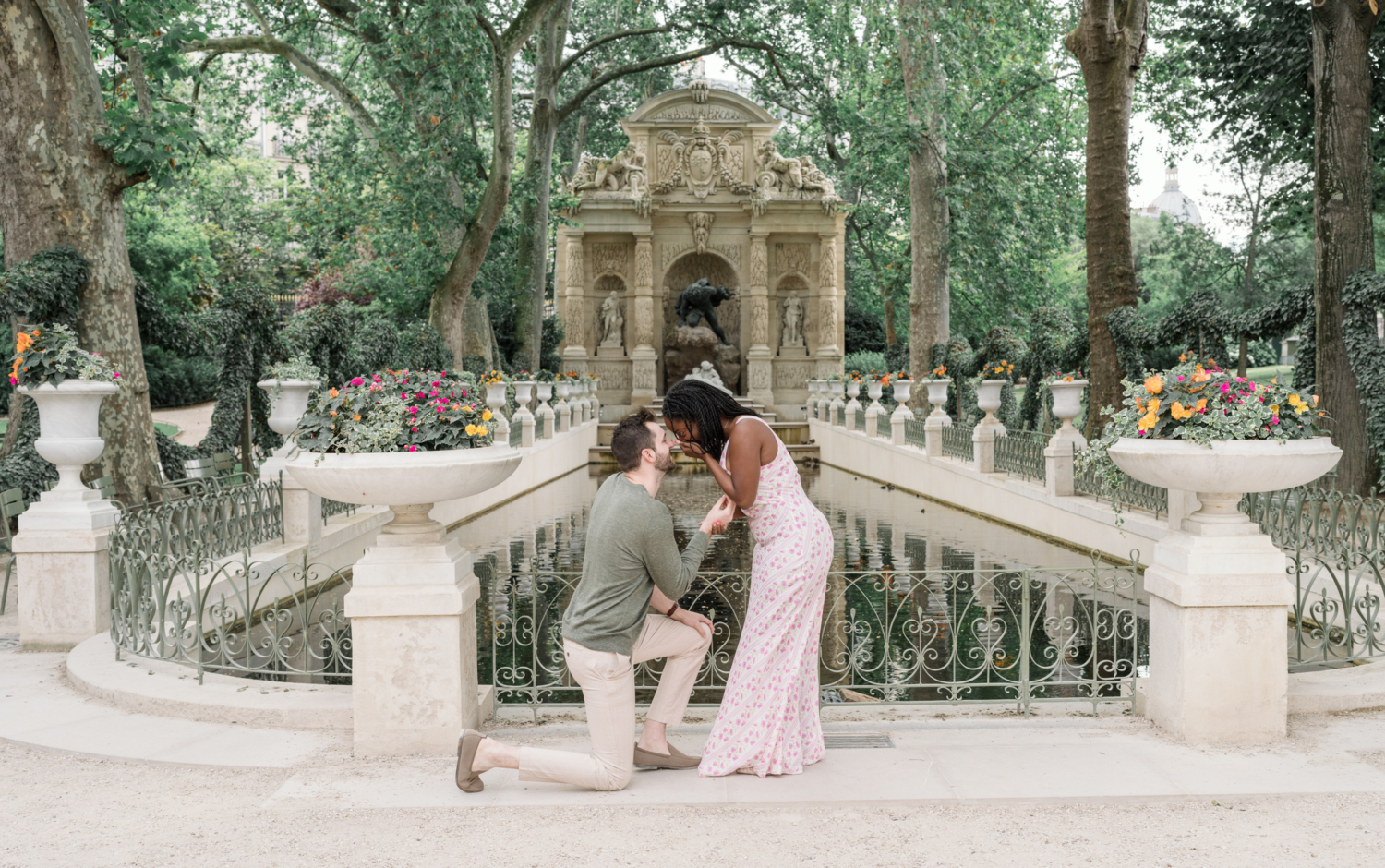 man proposes to woman at medicis fountain in luxembourg gardens paris