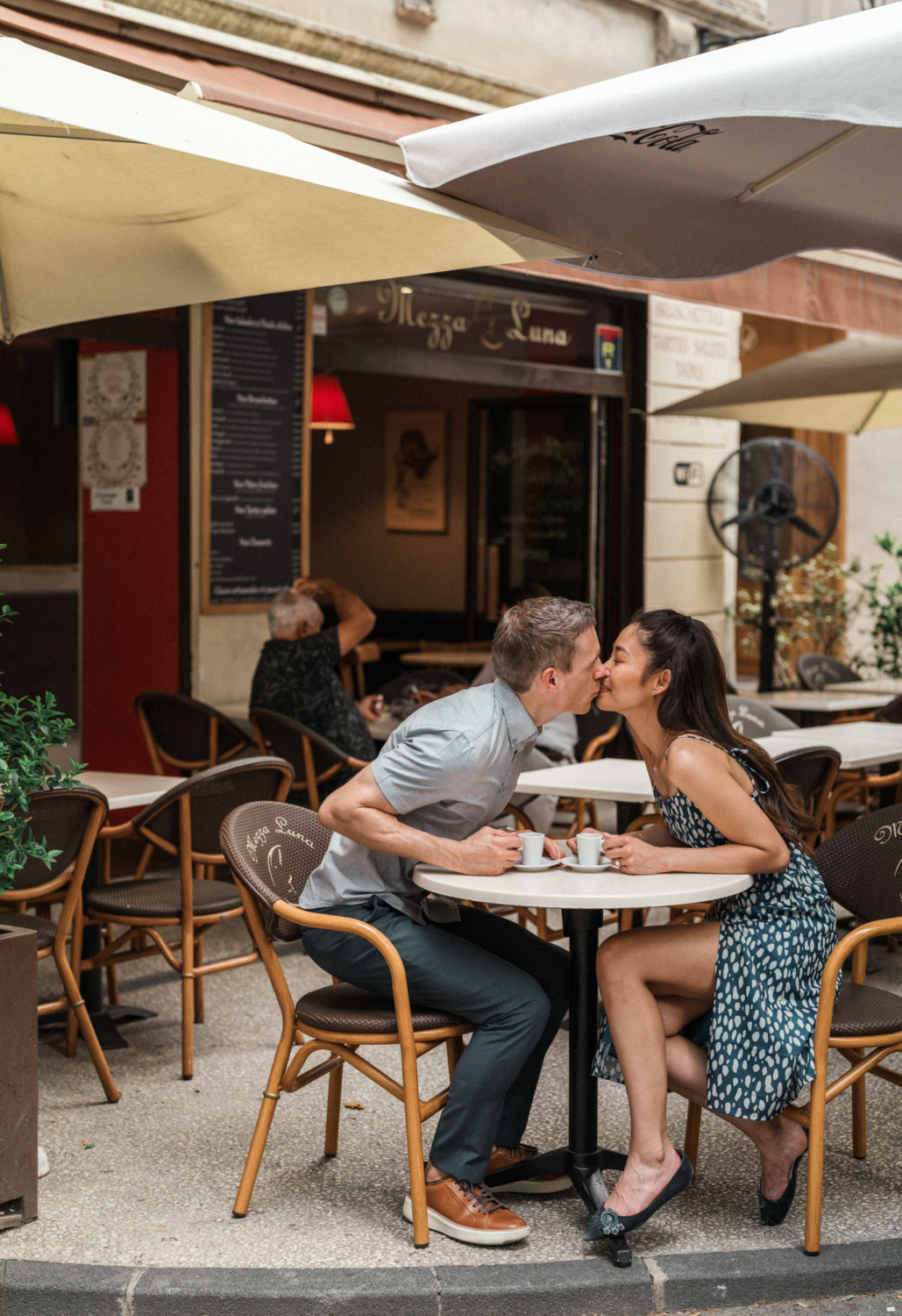 couple kiss at a cafe