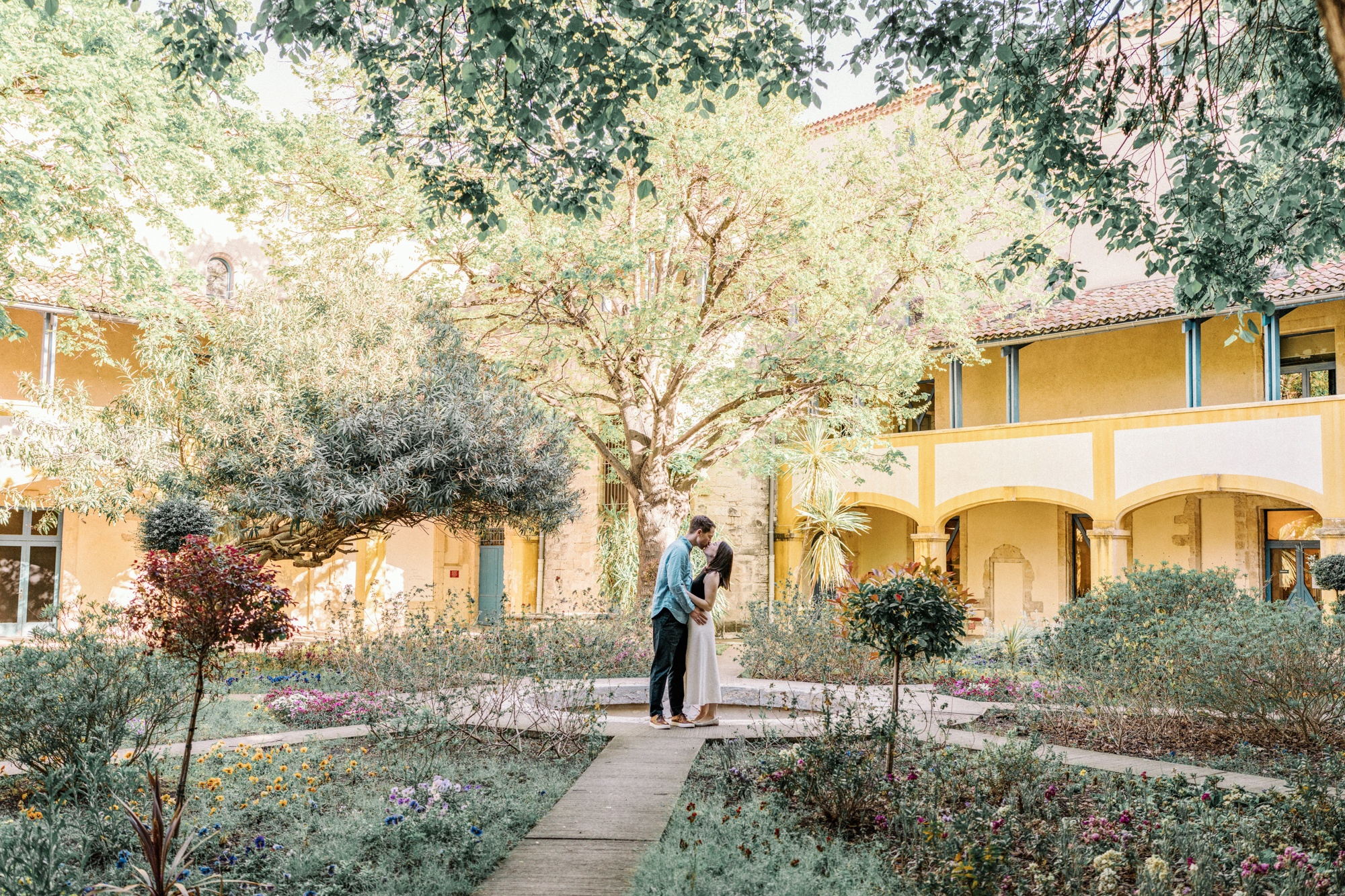 couple kiss in garden in arles during Engagement Photos In Provence