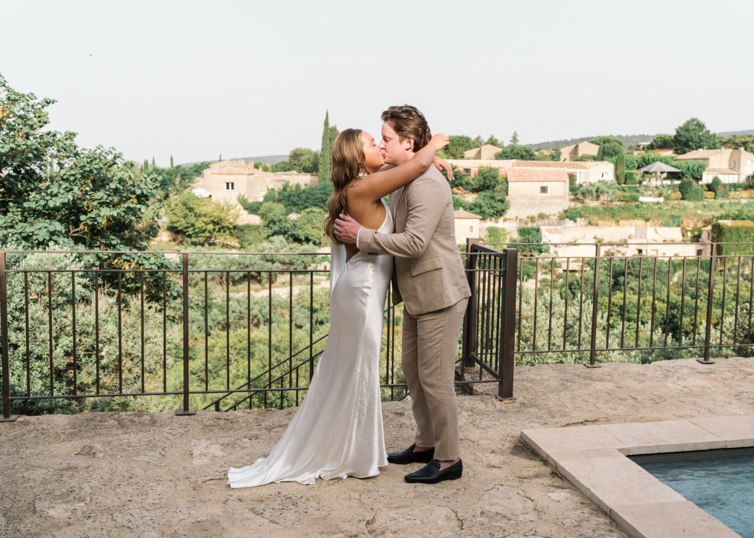 newlywed kiss in gordes france