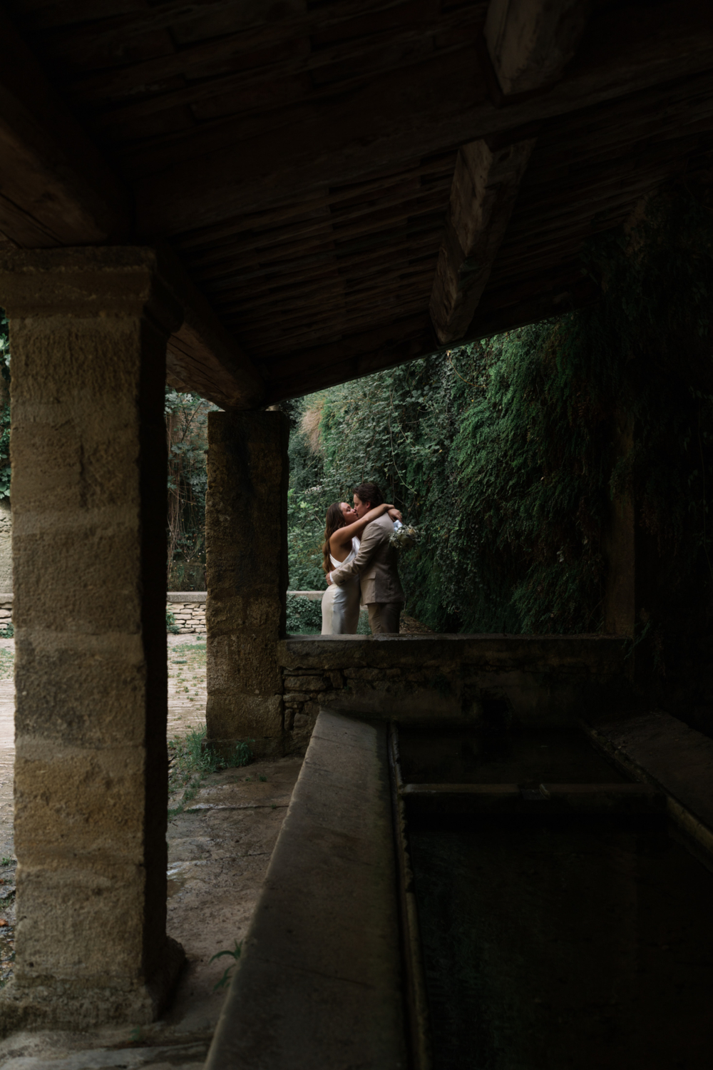 bride and groom kiss in gordes france