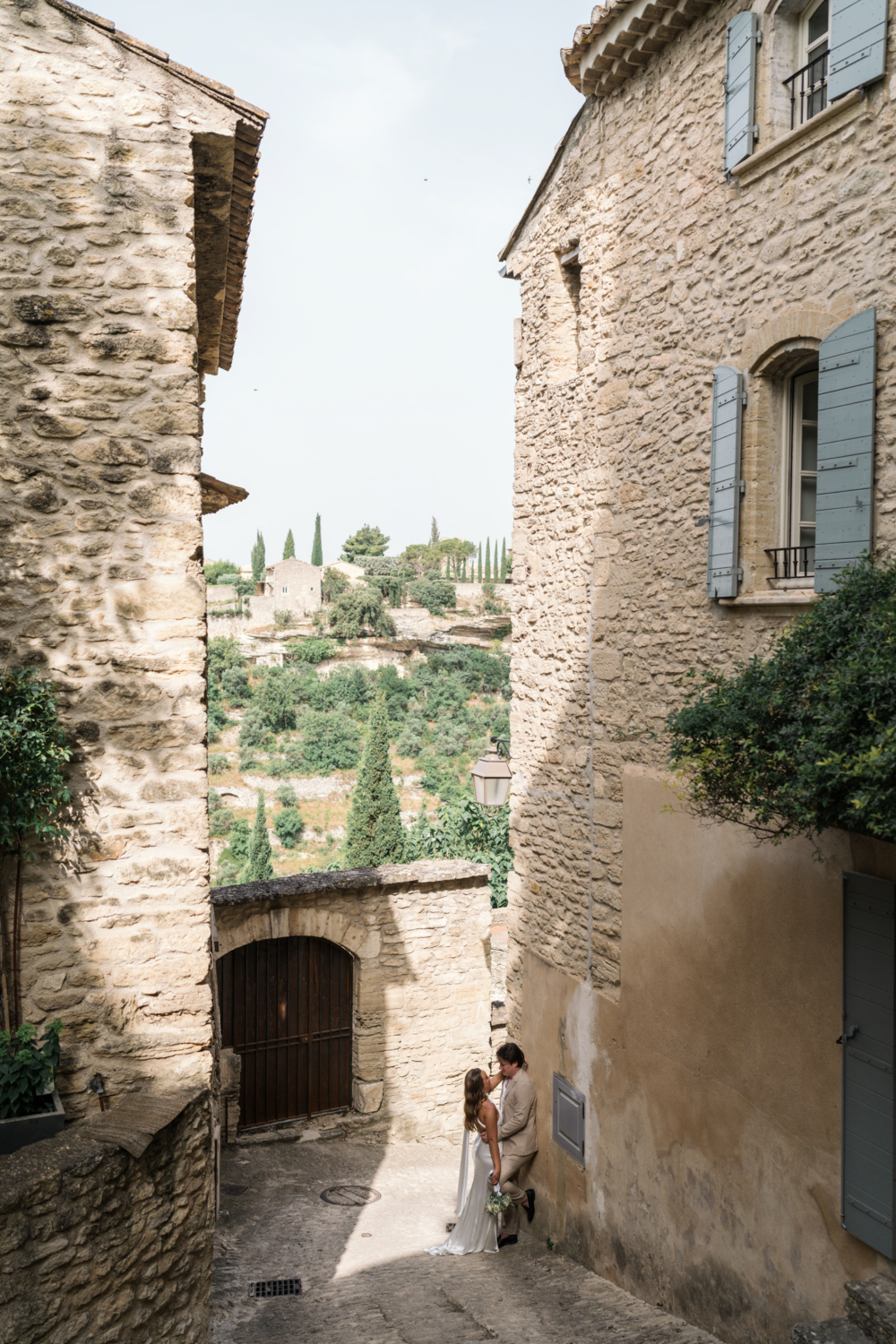 bride and groom embrace in gordes france