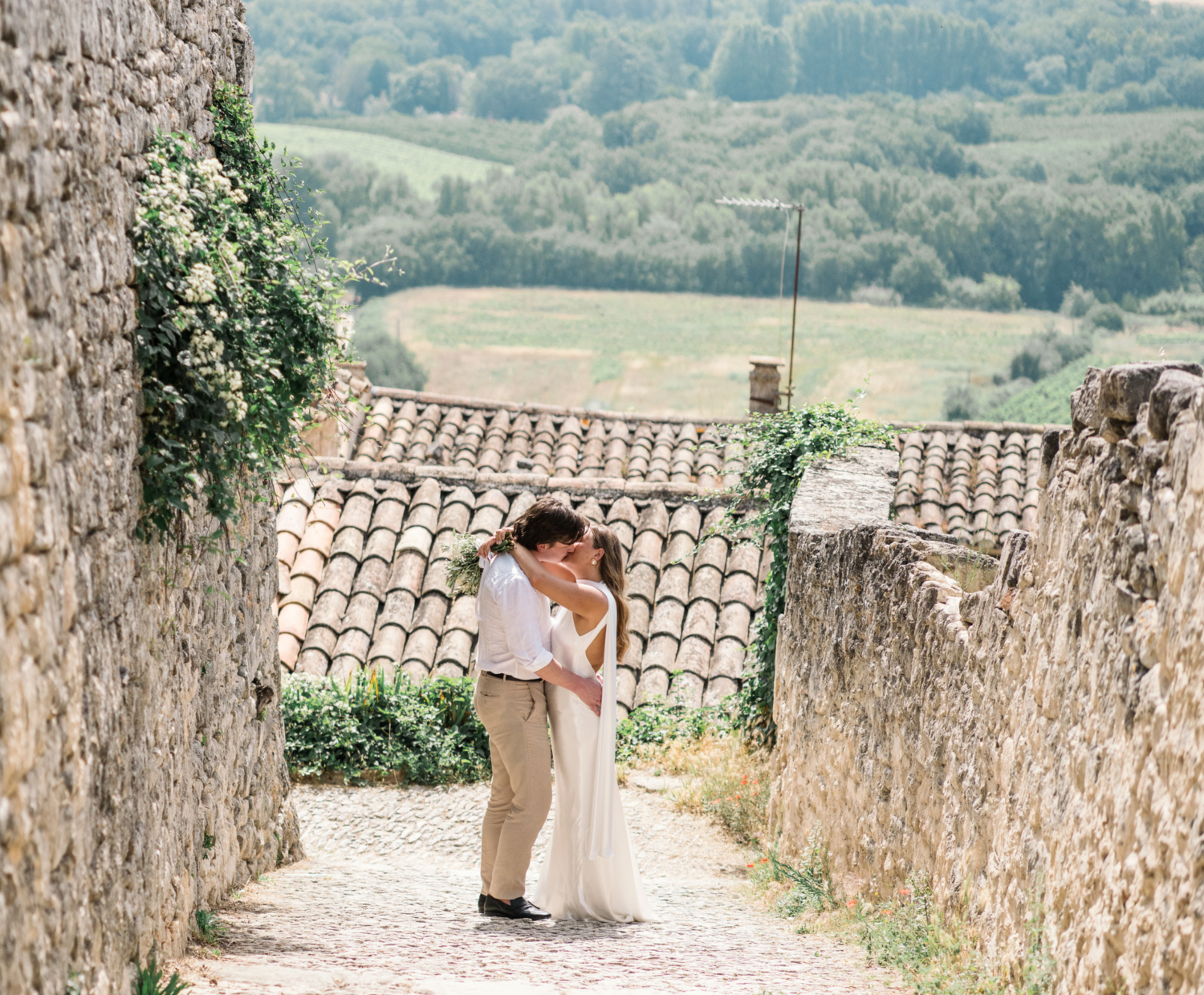 bride and groom kiss in lacoste france