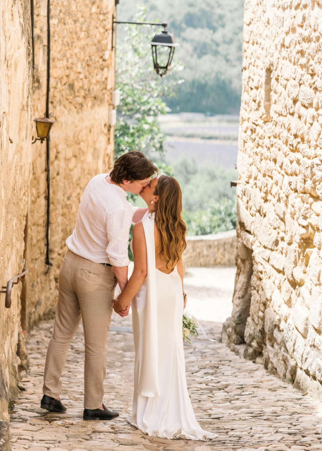 bride and groom kiss in lacoste france