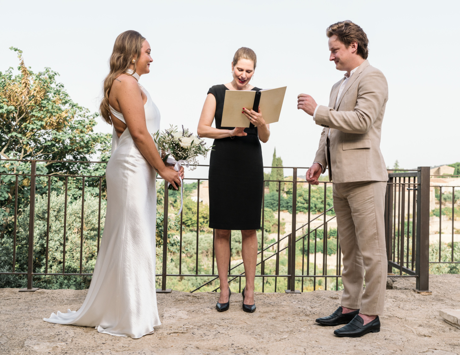 elopement ceremony with officiant in gordes france