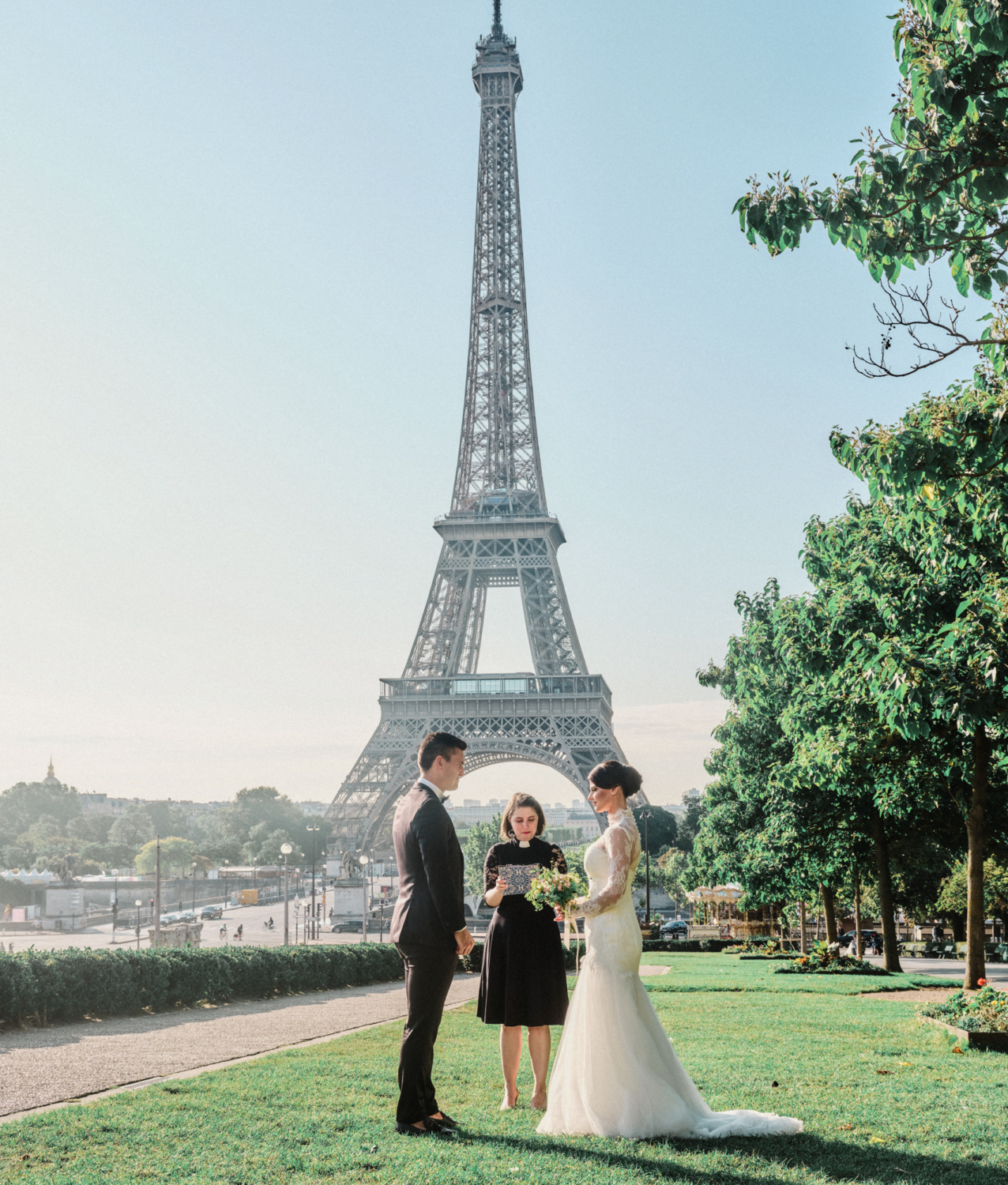 elopement ceremony in trocadero gardens paris