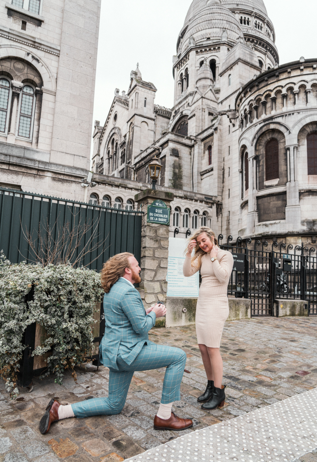 man on one knee proposes to woman in paris