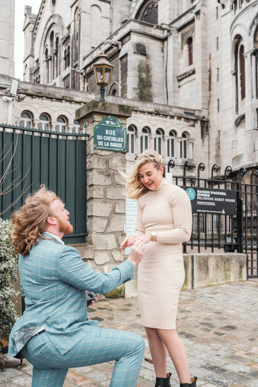 man proposes to woman at montmartre paris