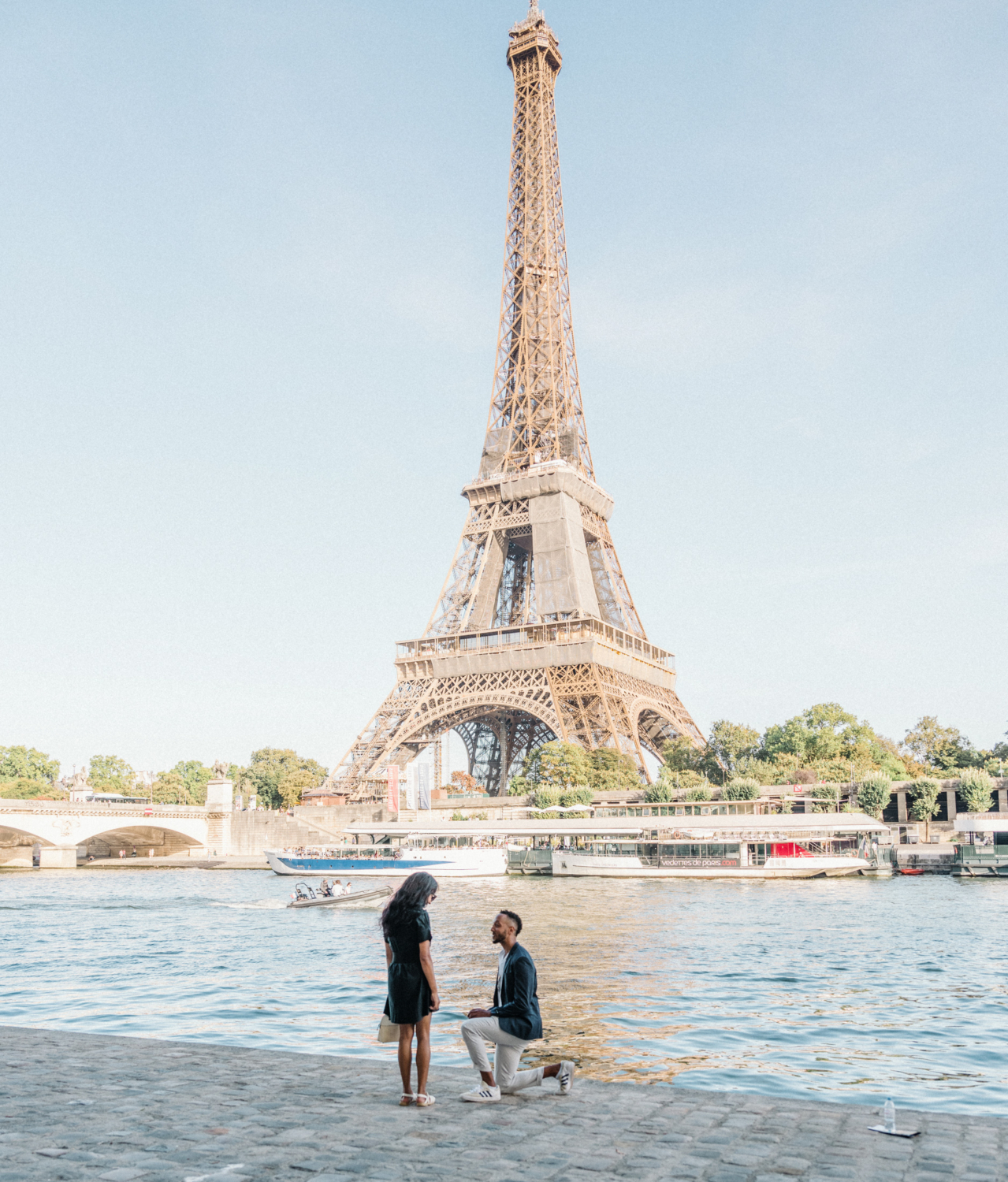 african american man proposes to african american woman at the eiffel tower