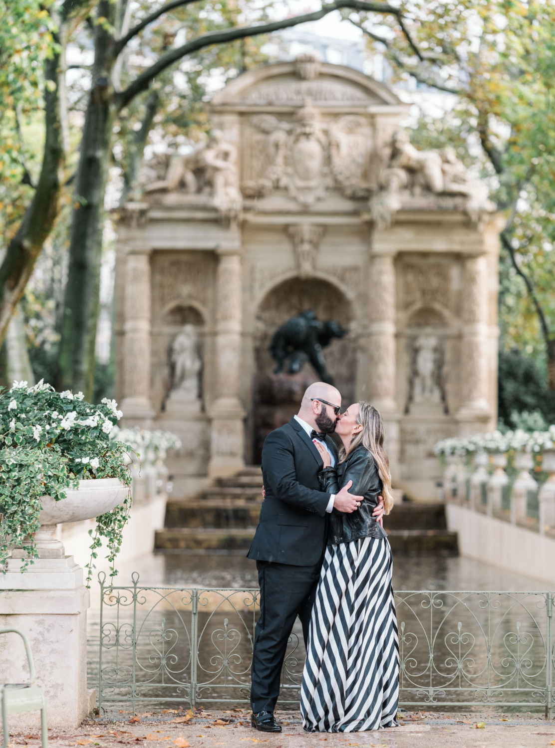 beautiful married couple kiss in luxembourg gardens in paris