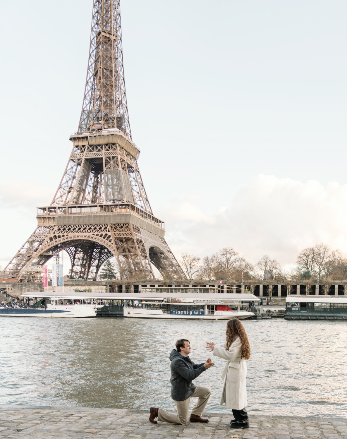 man proposes to excited woman in paris france