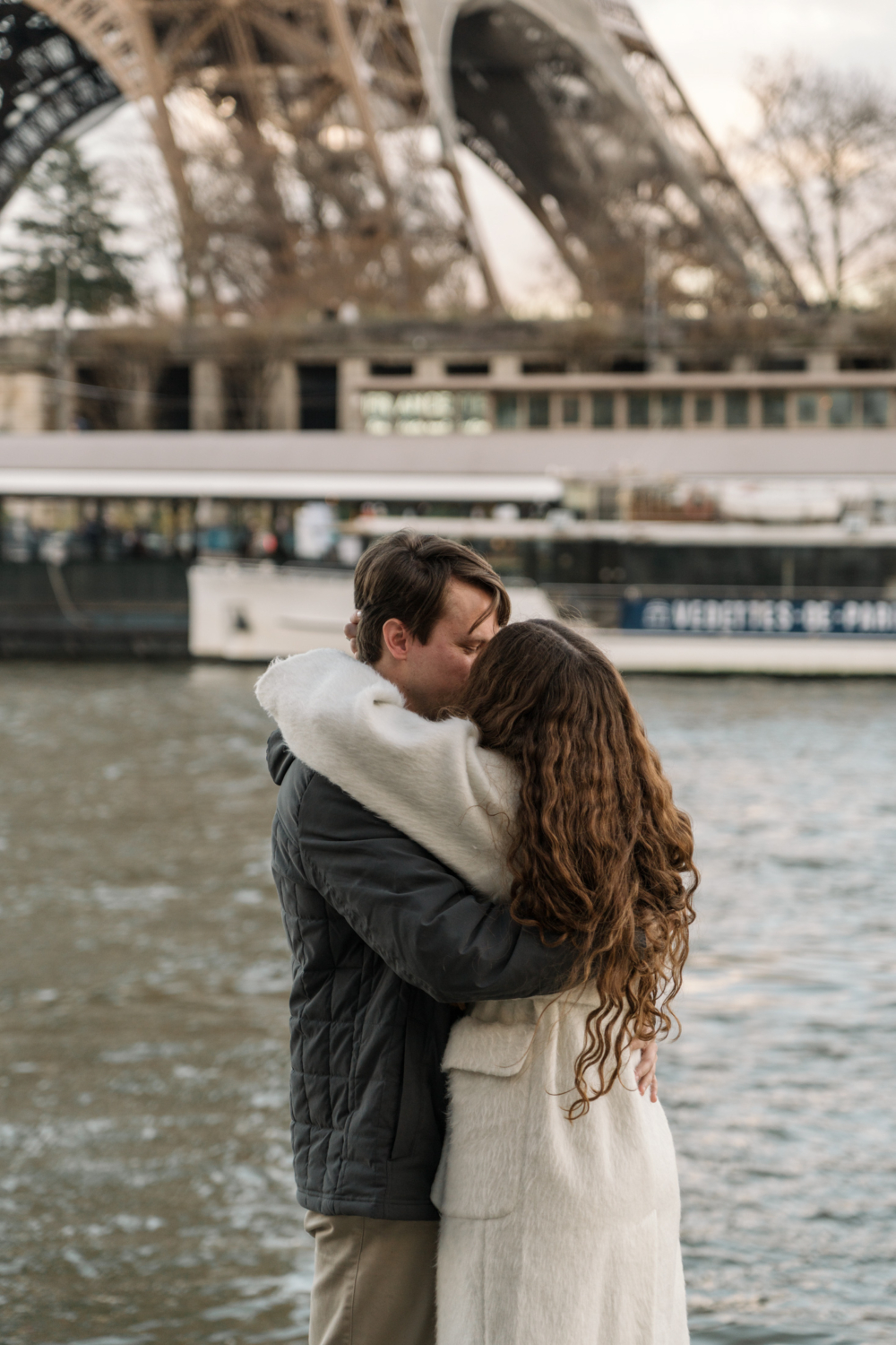 couple share passionate kiss at the eiffel tower in paris