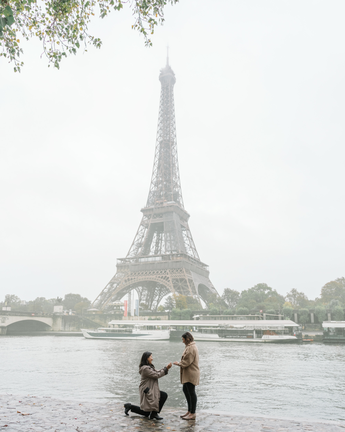 woman proposes to girlfriend in front of the eiffel tower in paris france