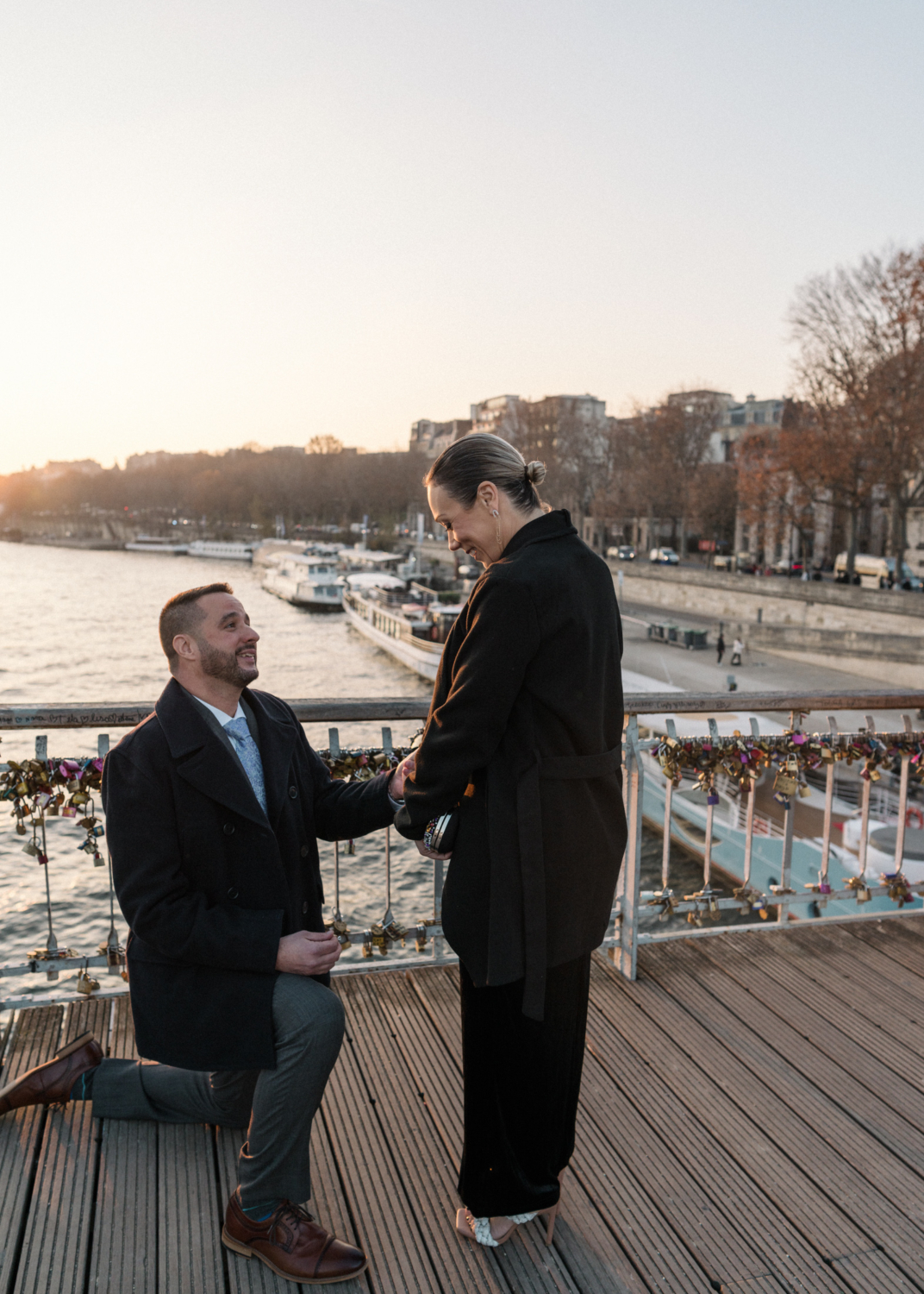 man proposes to woman on passerelle debilly in paris