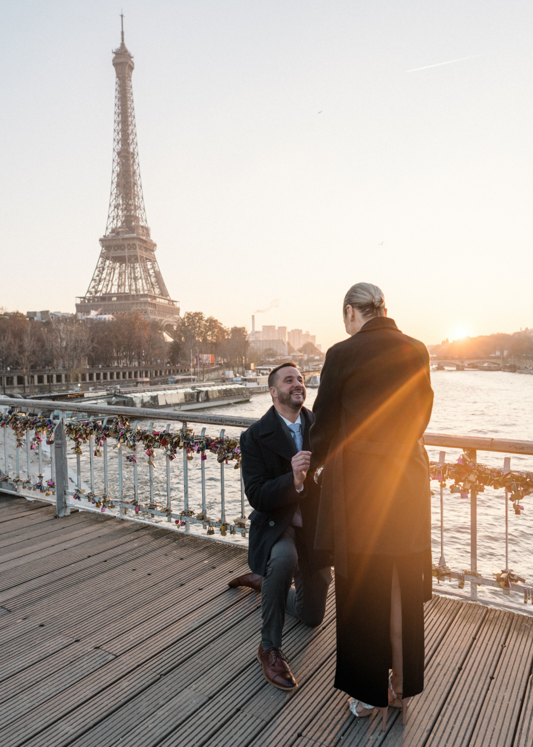 man proposes to woman on passerelle debilly in paris