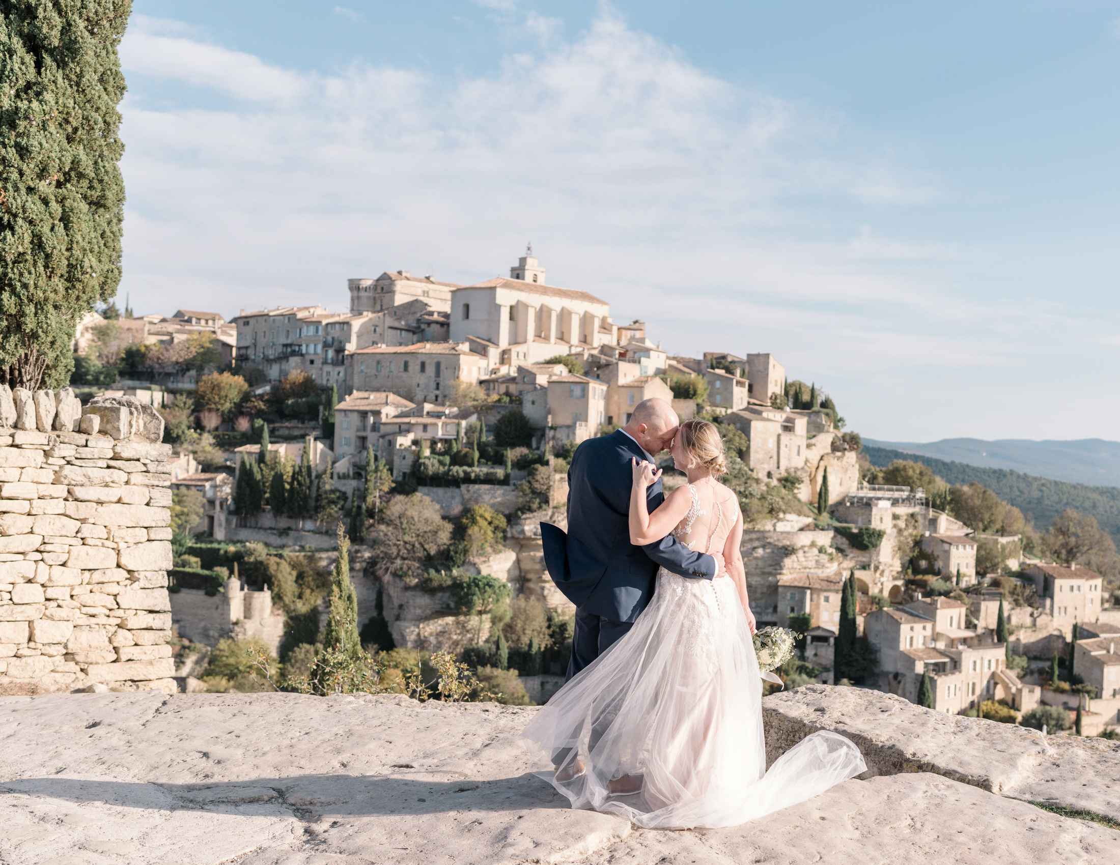 bride and groom passionately look at each other in gordes france provence