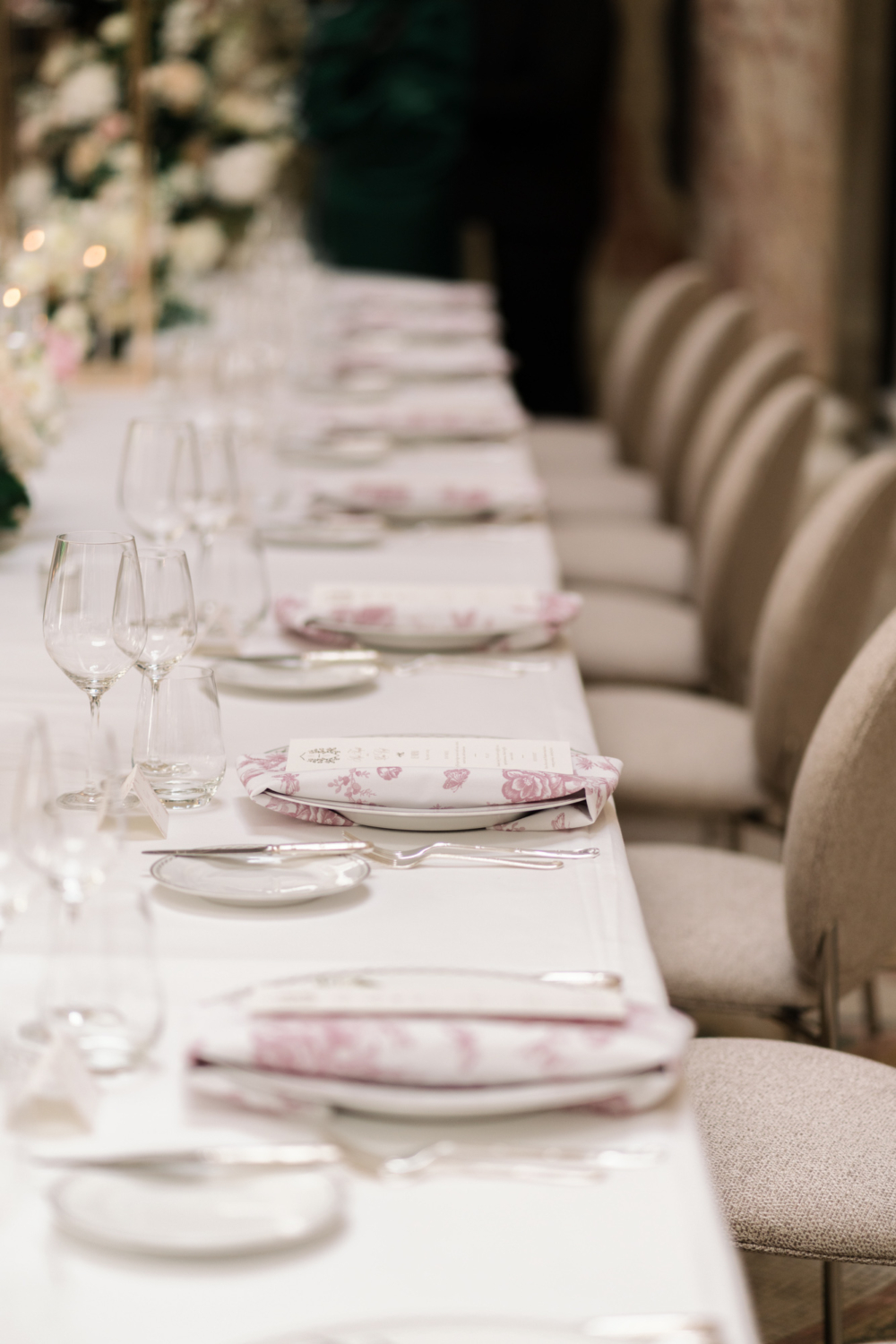 table setting at la rotonde peninsula hotel paris