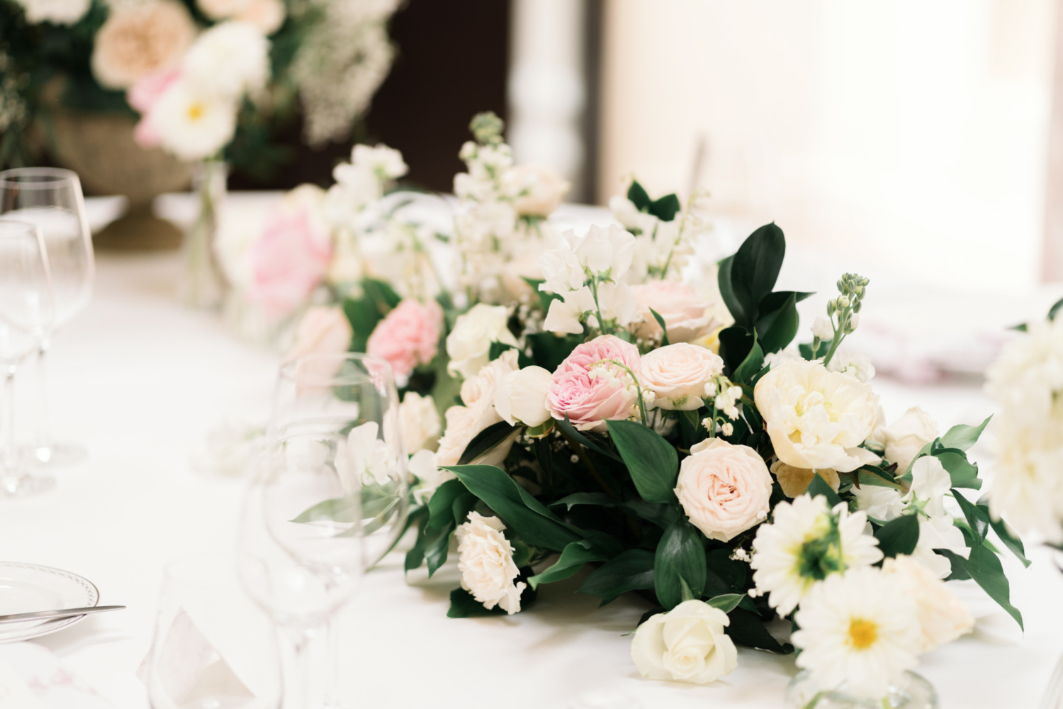 beautiful bridal table setting peninsula paris