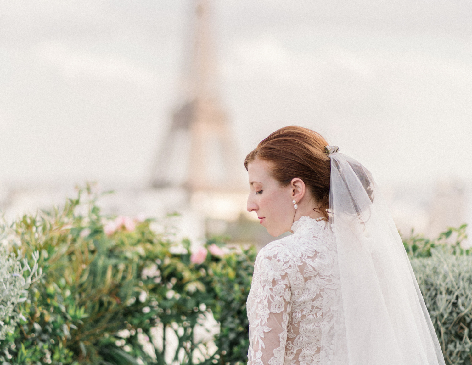 bridal portait in paris with eiffel tower in the background