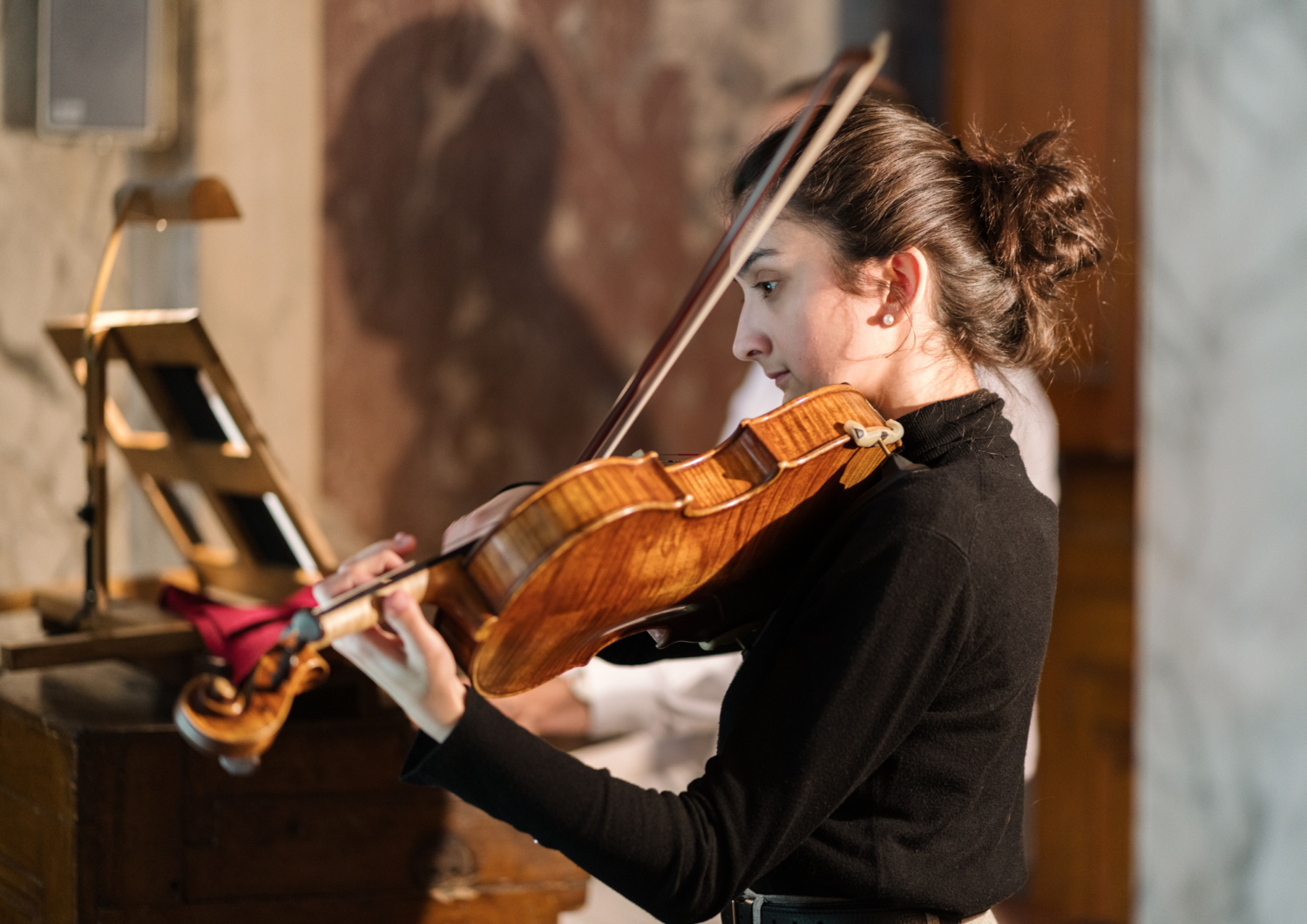 violinist plays at wedding in paris