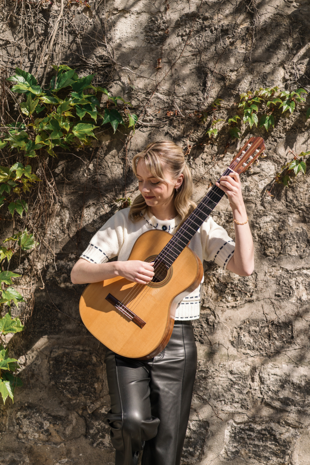 decca recording artist alexandra whittingham photoshoot at montmartre in paris by karina leigh photography