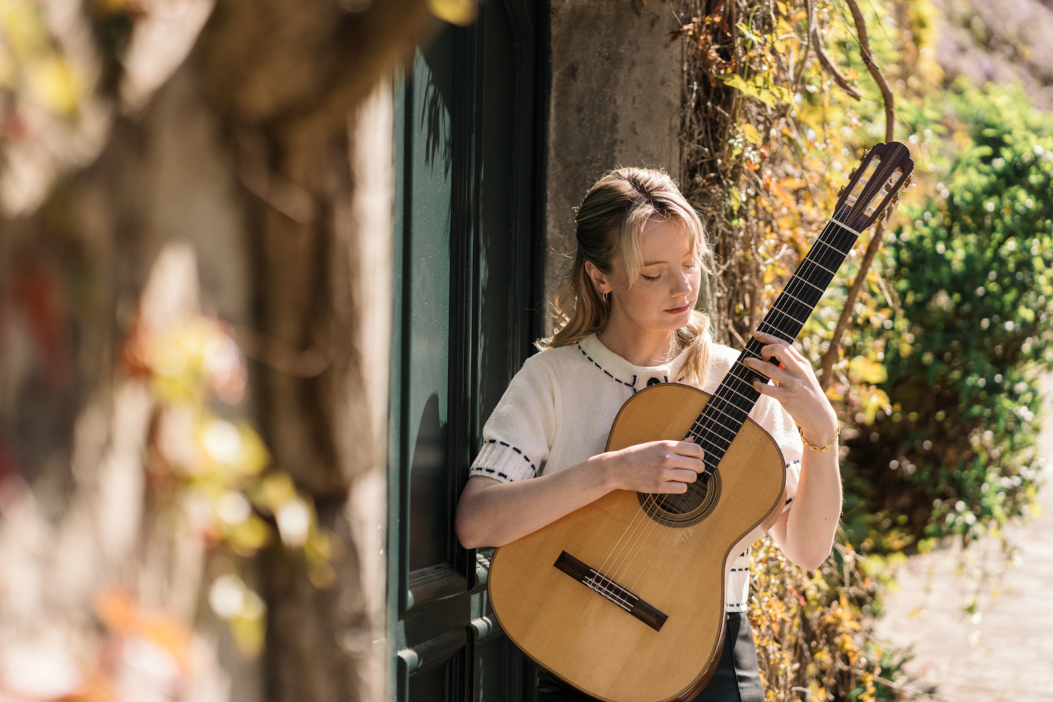decca recording artist alexandra whittingham photoshoot at montmartre in paris by karina leigh photography
