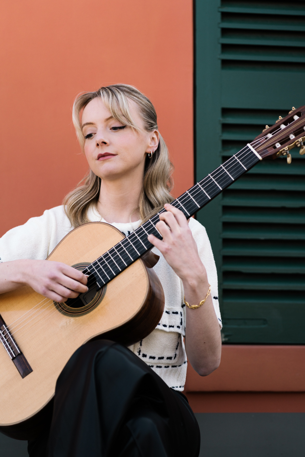 decca recording artist alexandra whittingham photoshoot at montmartre in paris by karina leigh photography