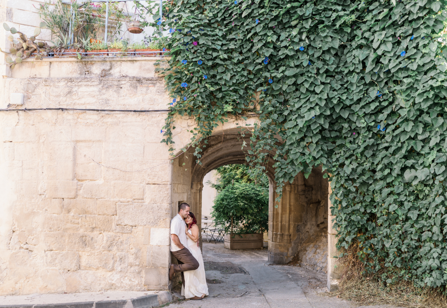 couple embrace in archway in arles france