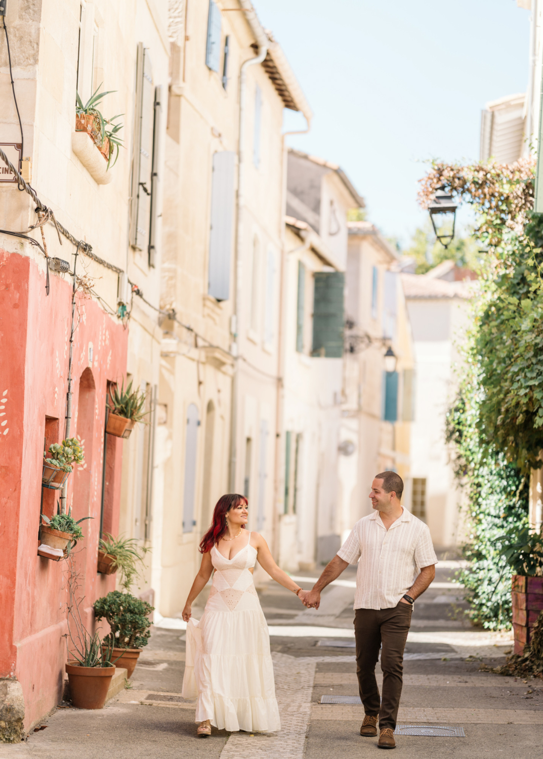 couples anniversary photoshoot on colorful streets in arles france