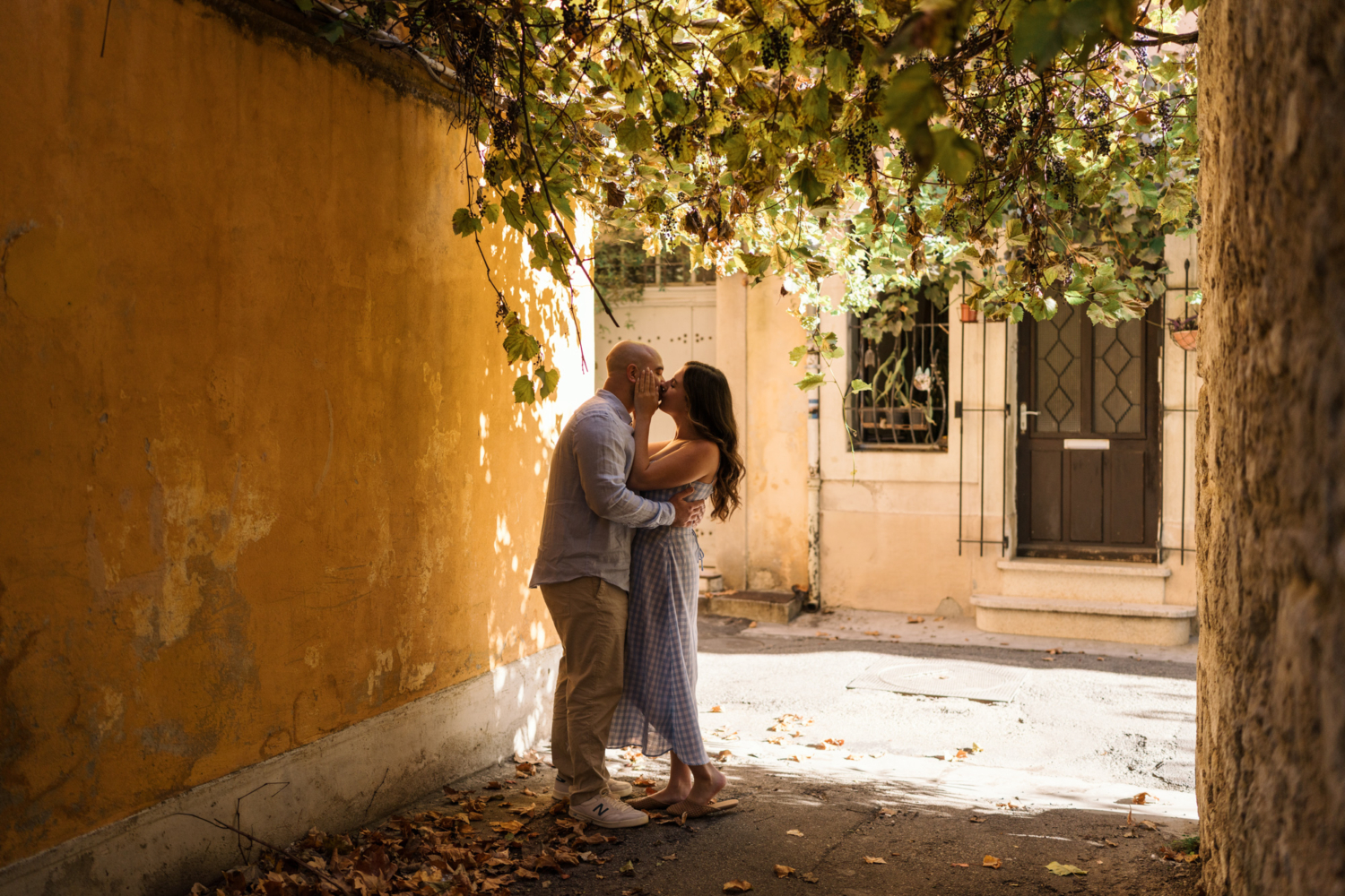 engaged couple kiss on a colorful street in arles france