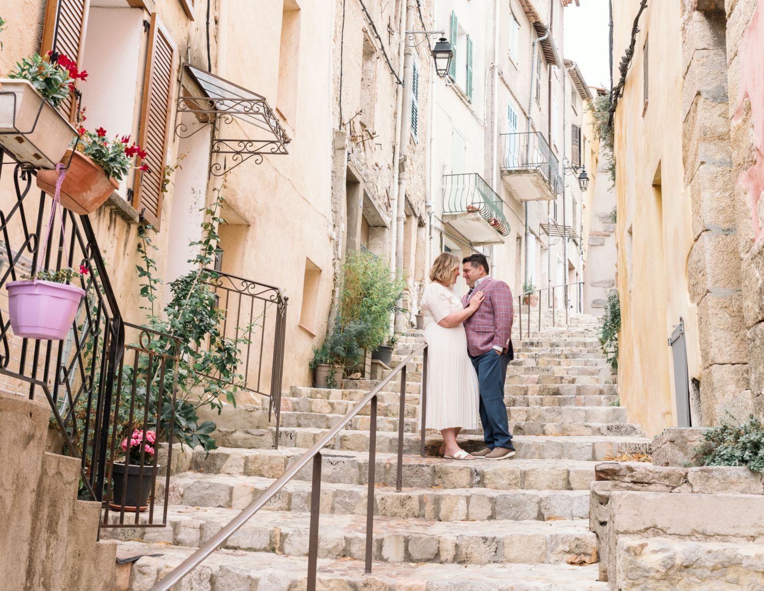 bride and groom embrace in callas france