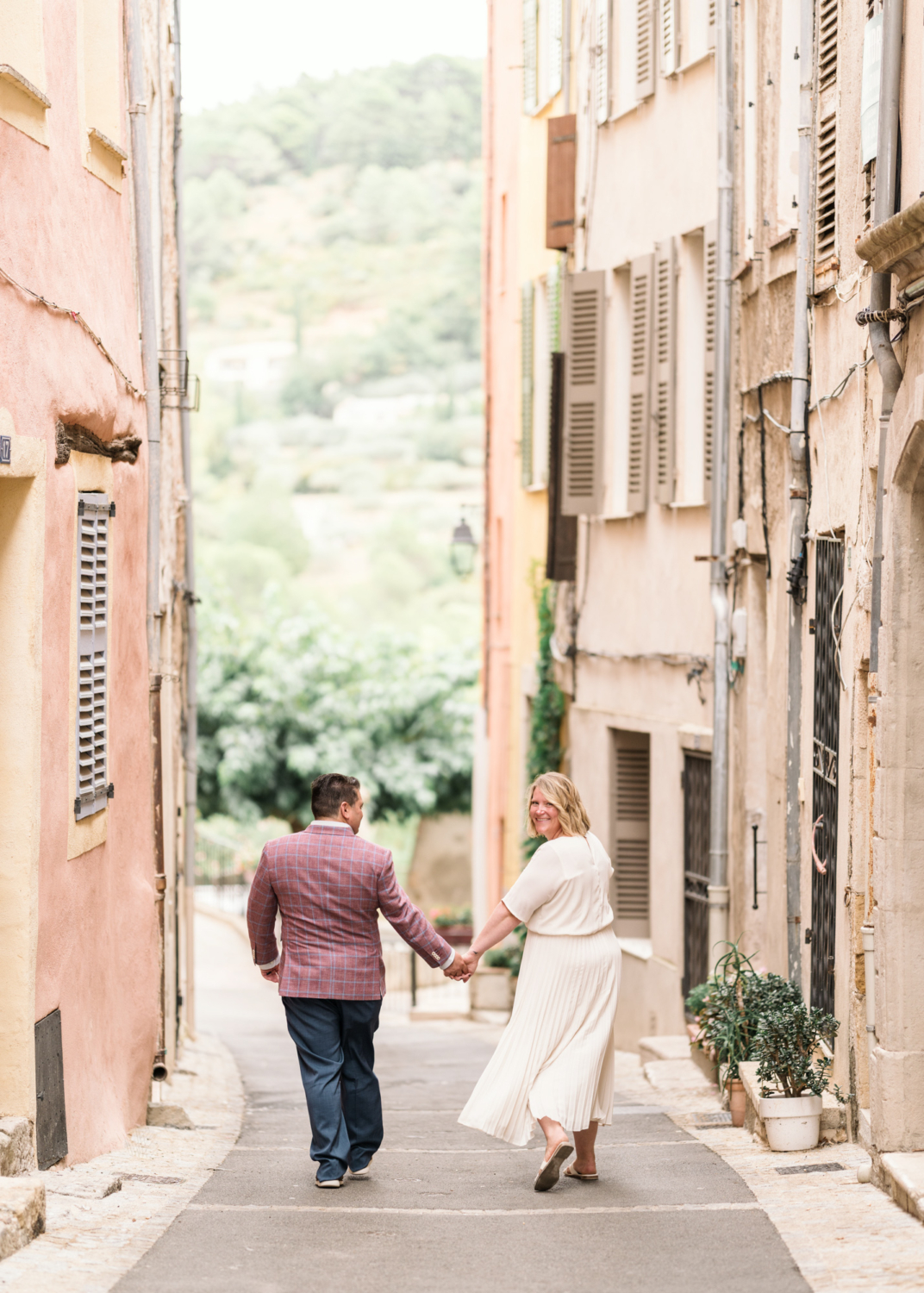 bride smiles on the colorful streets of callas france